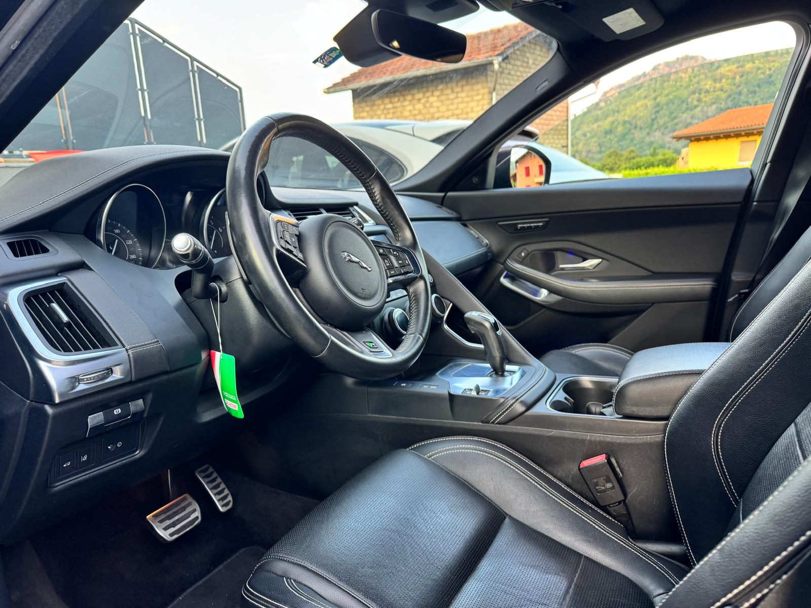 JAGUAR 2.0 T 200 R-Dynamic S AWD-image-4
