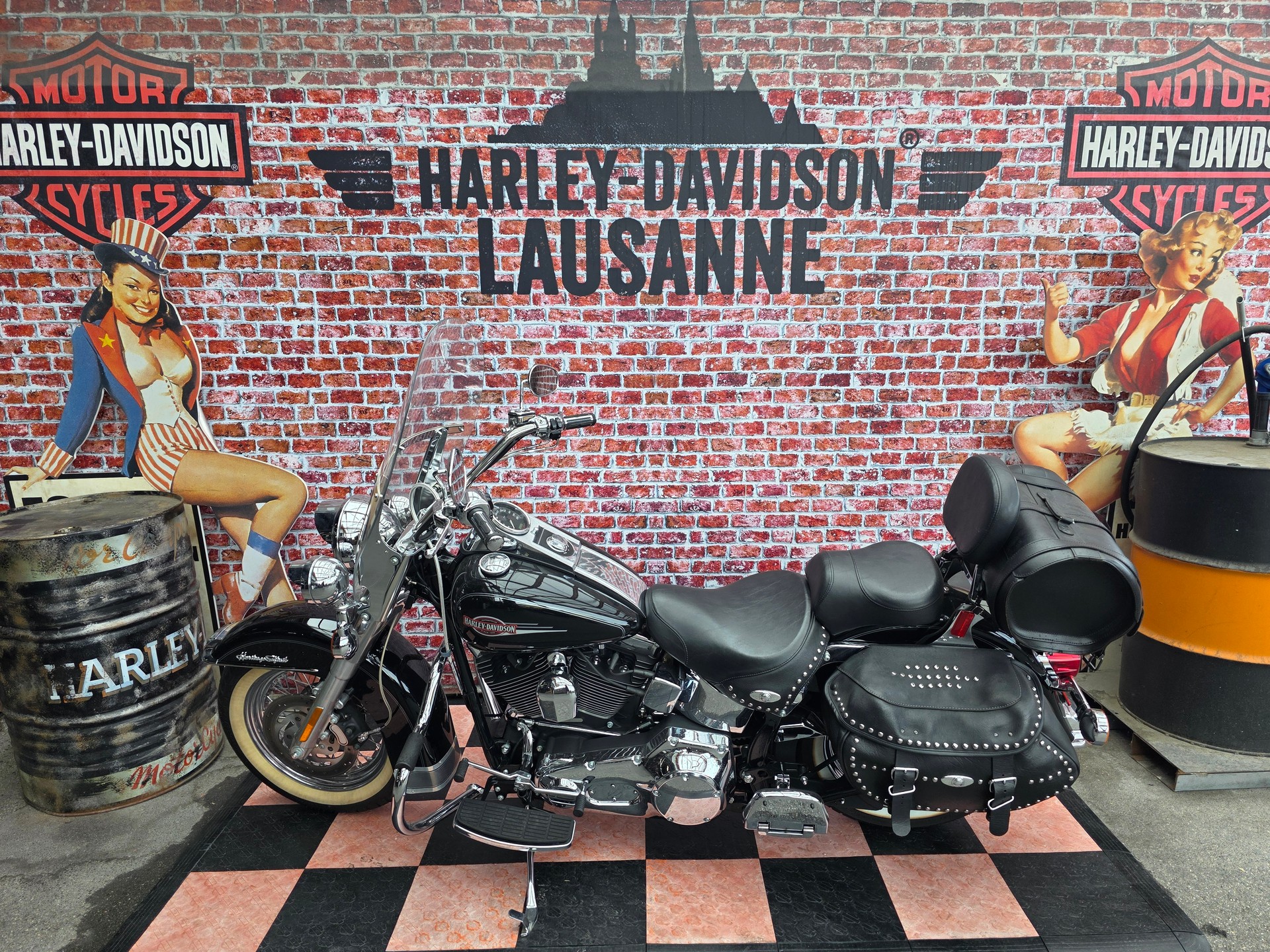 HARLEY-DAVIDSON FLSTCI Softail Classic-showroom-element-1