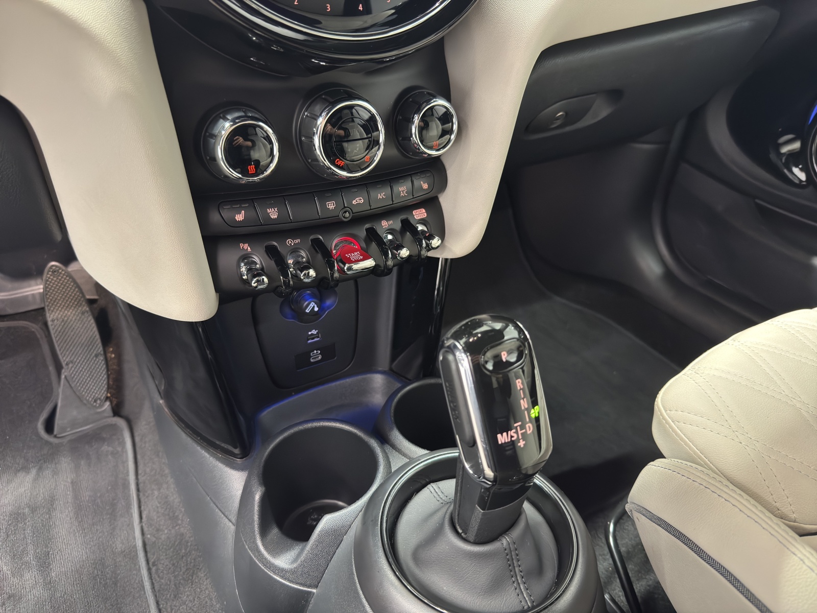 MINI Cabrio 1.5i Cooper-image-15