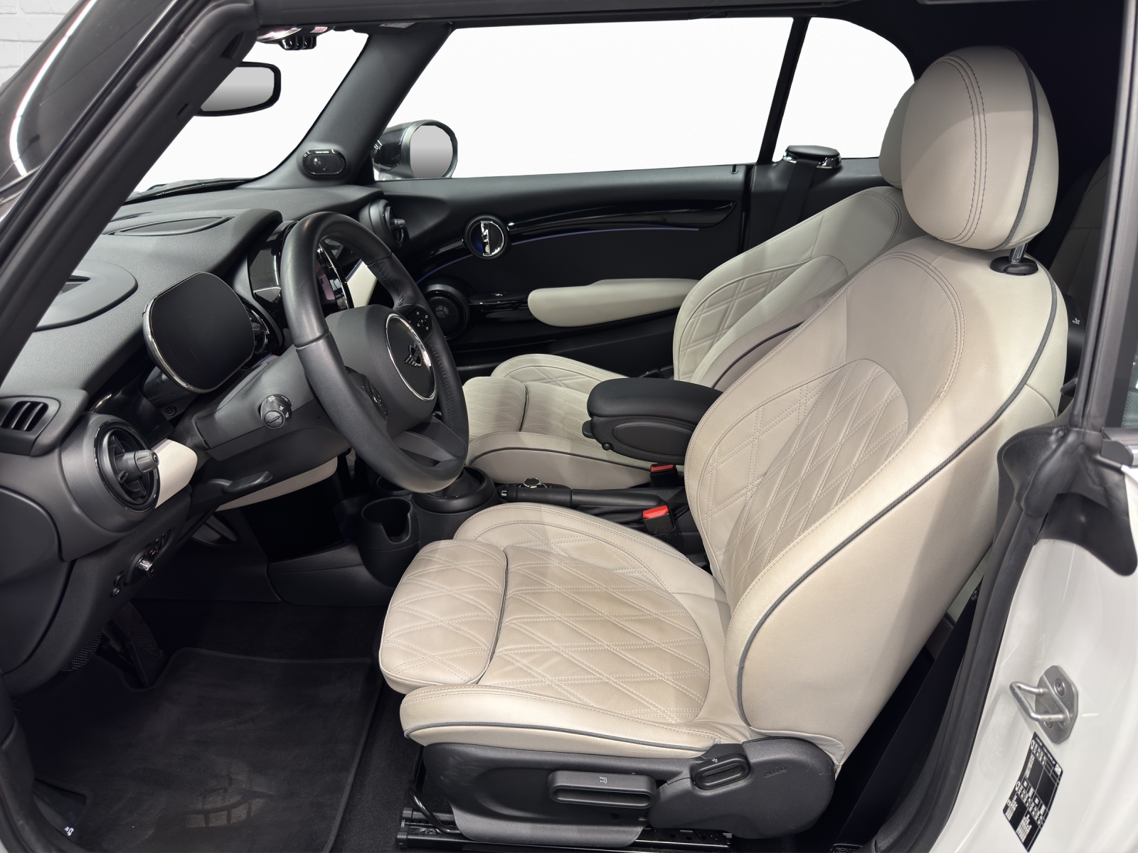MINI Cabrio 1.5i Cooper-image-6