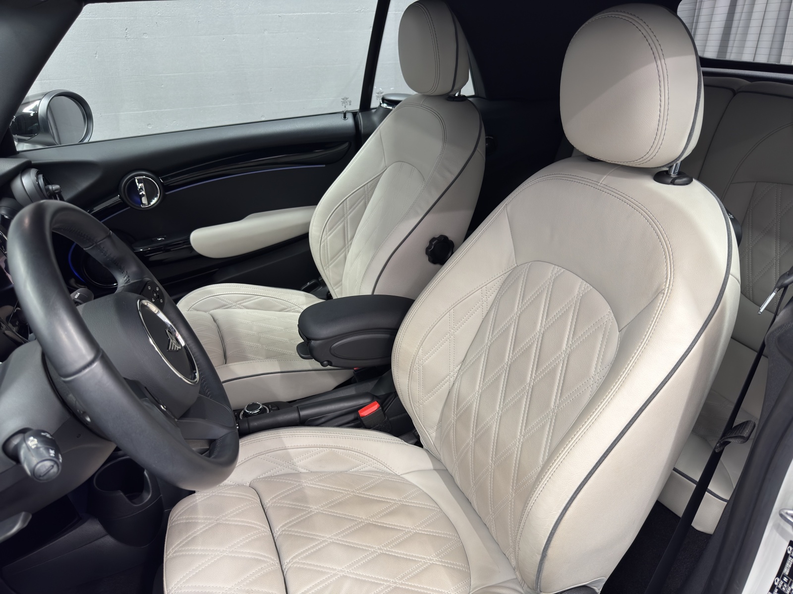 MINI Cabrio 1.5i Cooper-image-13