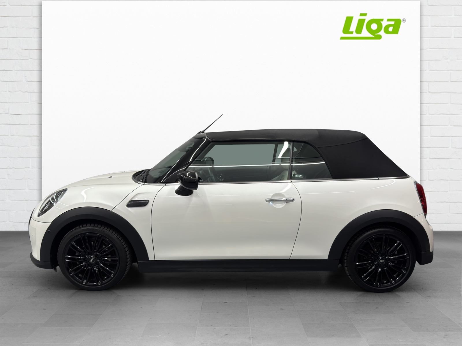 MINI Cabrio 1.5i Cooper-image-0