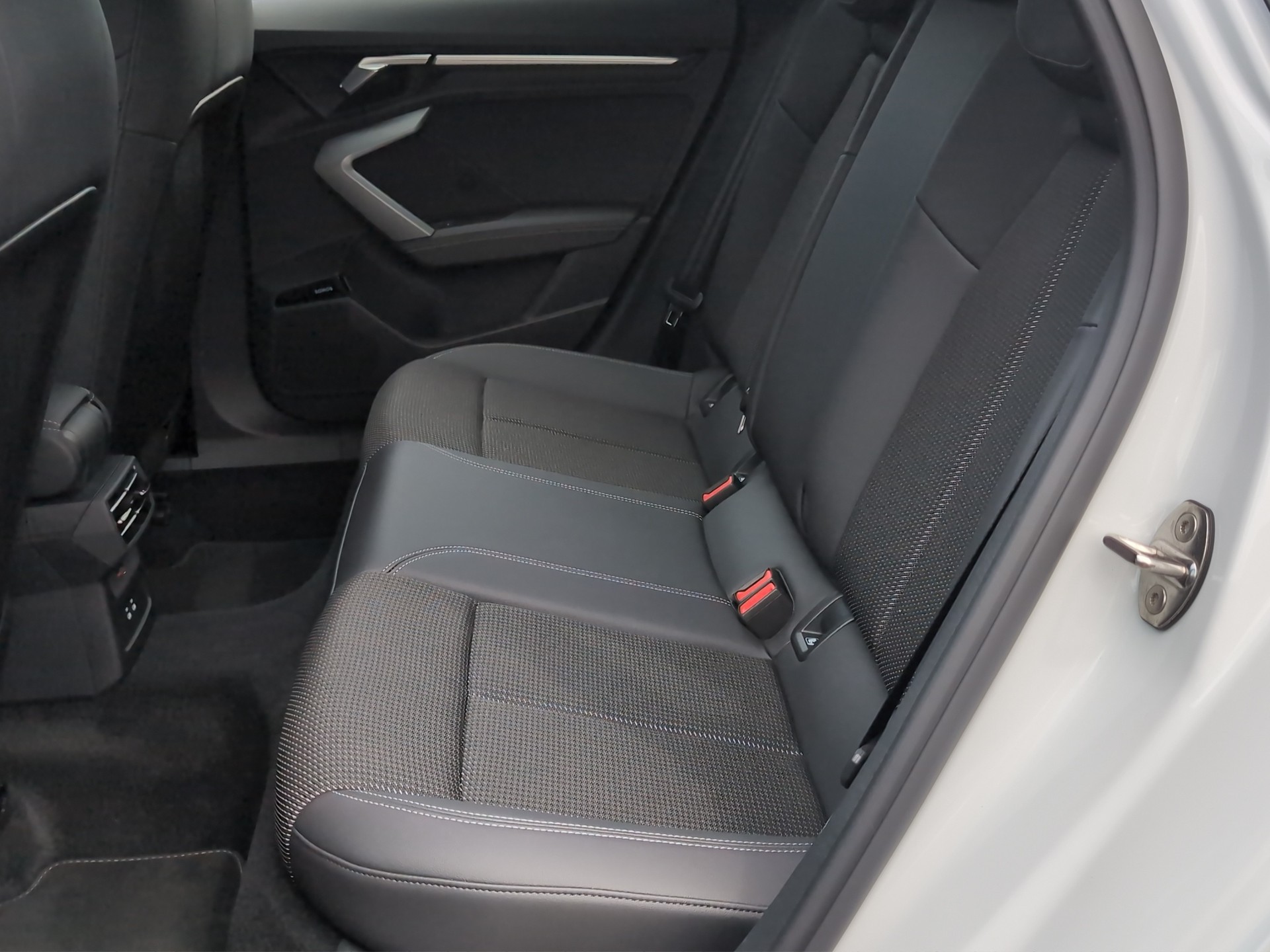 AUDI A3 Sportback TFSI 110 kW S line S tronic-image-10