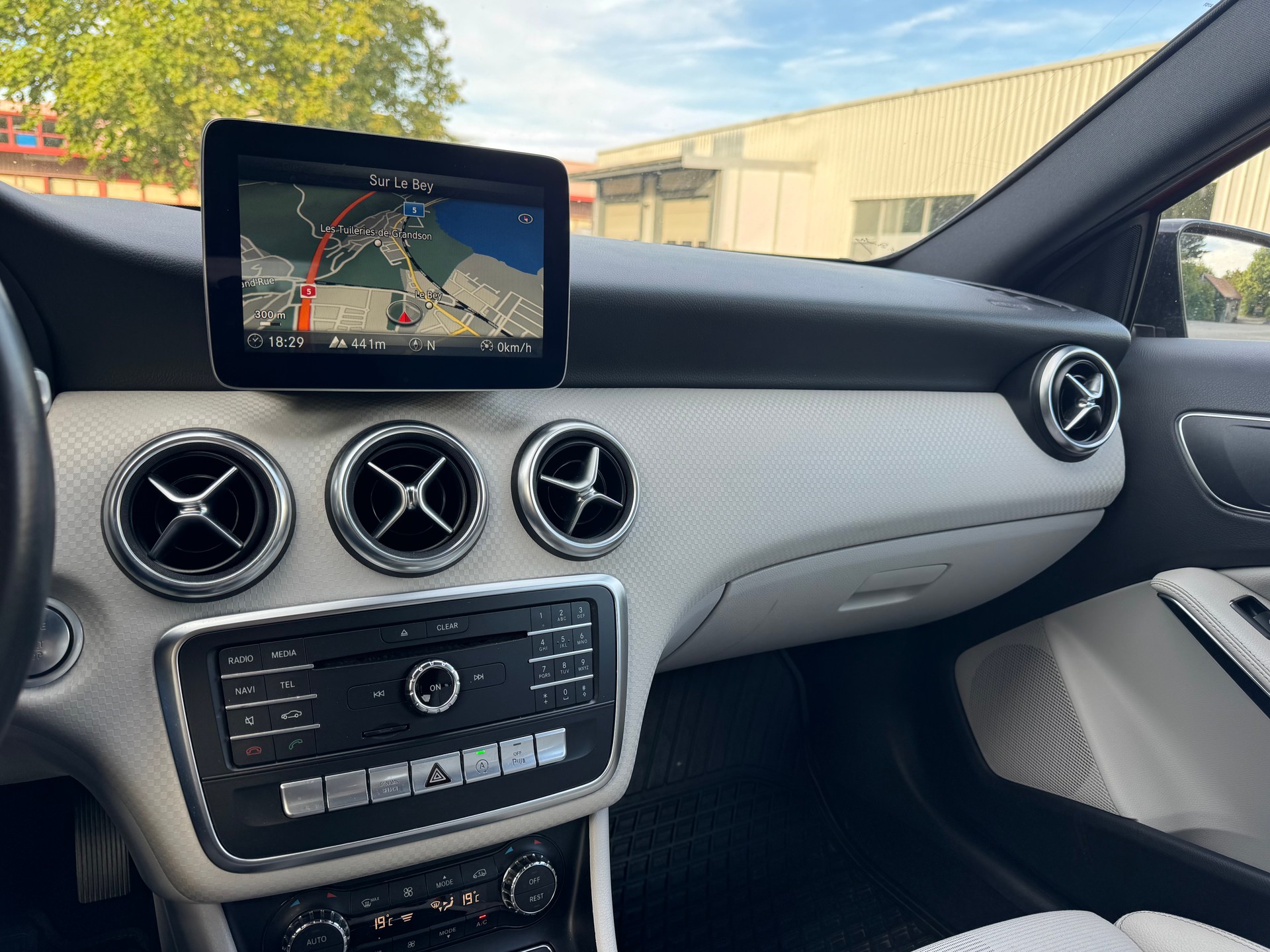 MERCEDES-BENZ A 180 7G-DCT-image-9