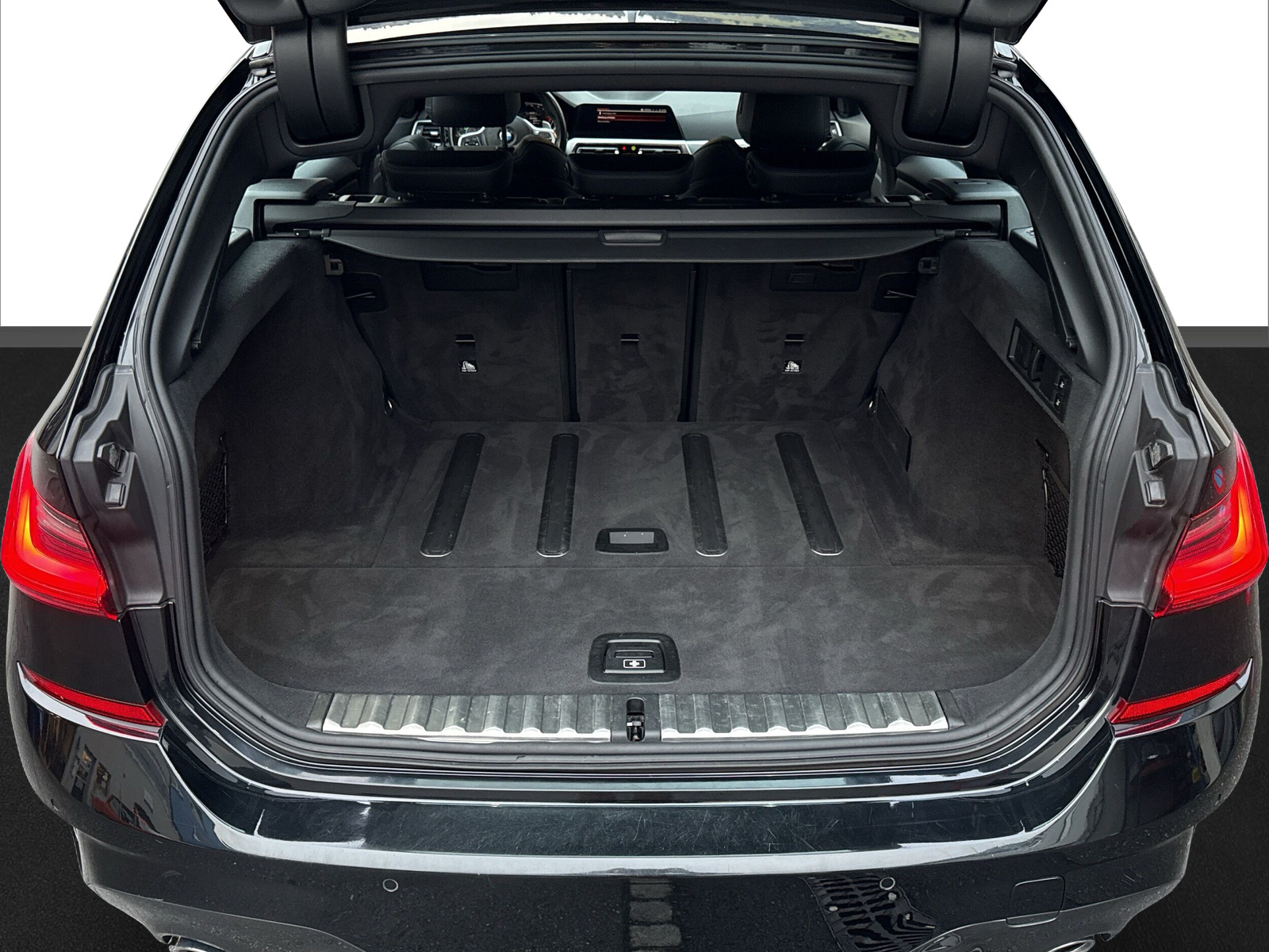 BMW 320d xDrive 48V Touring M Sport Steptronic-image-17