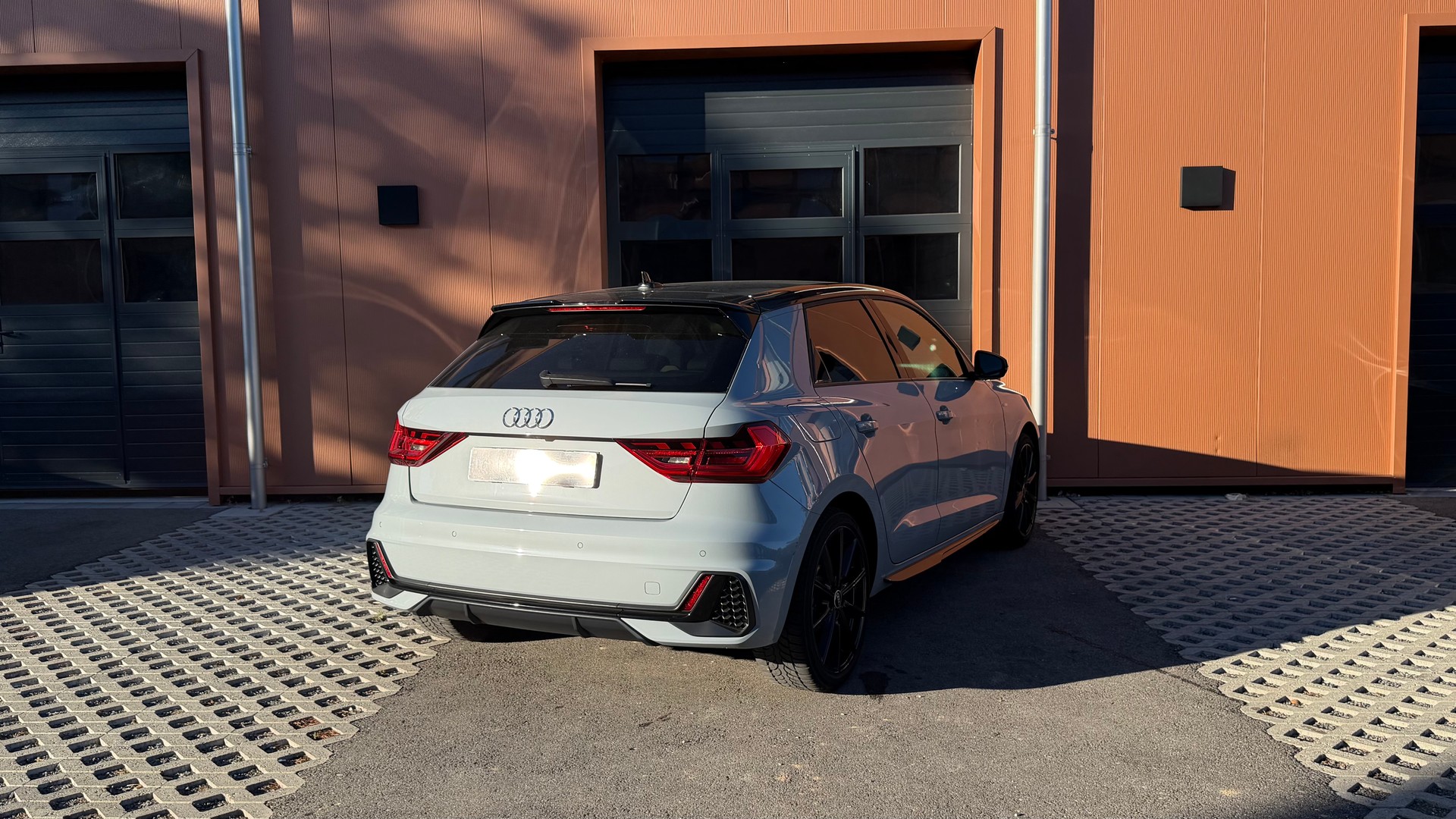 AUDI A1 Sportback 30 TFSI S Line "*CH Auto * Service gratuit * Tempomat Adaptatif * Volant Plat * Pack S-Line Complet *"-image-7