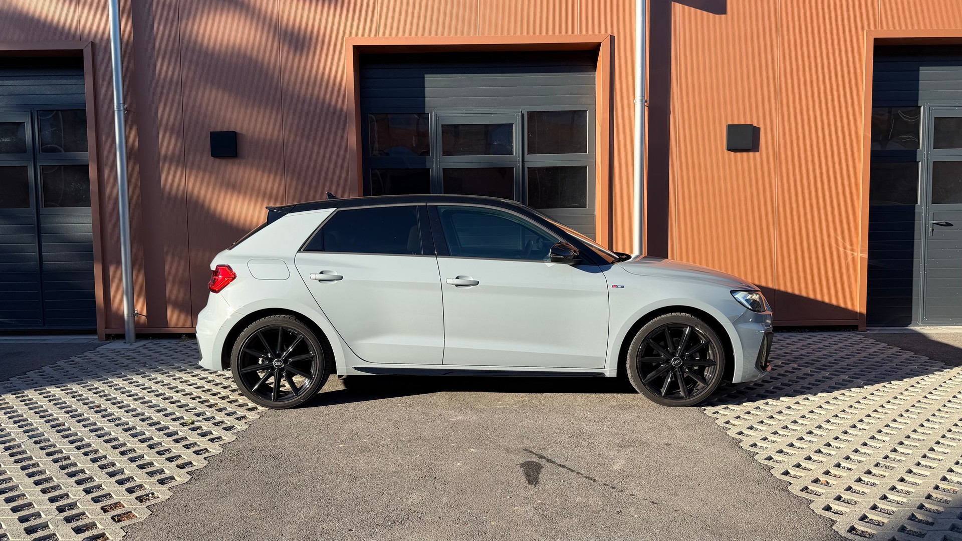 AUDI A1 Sportback 30 TFSI S Line "*CH Auto * Service gratuit * Tempomat Adaptatif * Volant Plat * Pack S-Line Complet *"-image-3