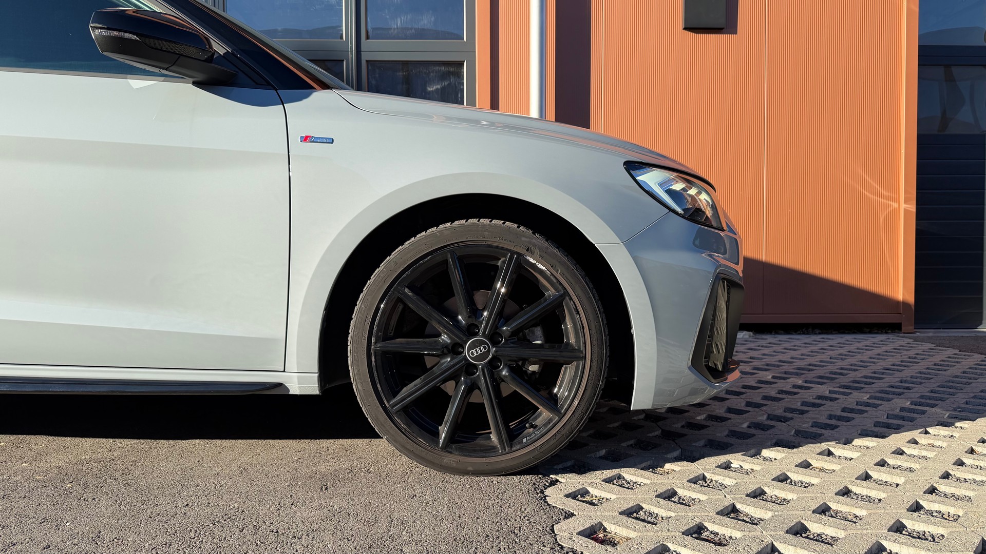AUDI A1 Sportback 30 TFSI S Line "*CH Auto * Service gratuit * Tempomat Adaptatif * Volant Plat * Pack S-Line Complet *"-image-4