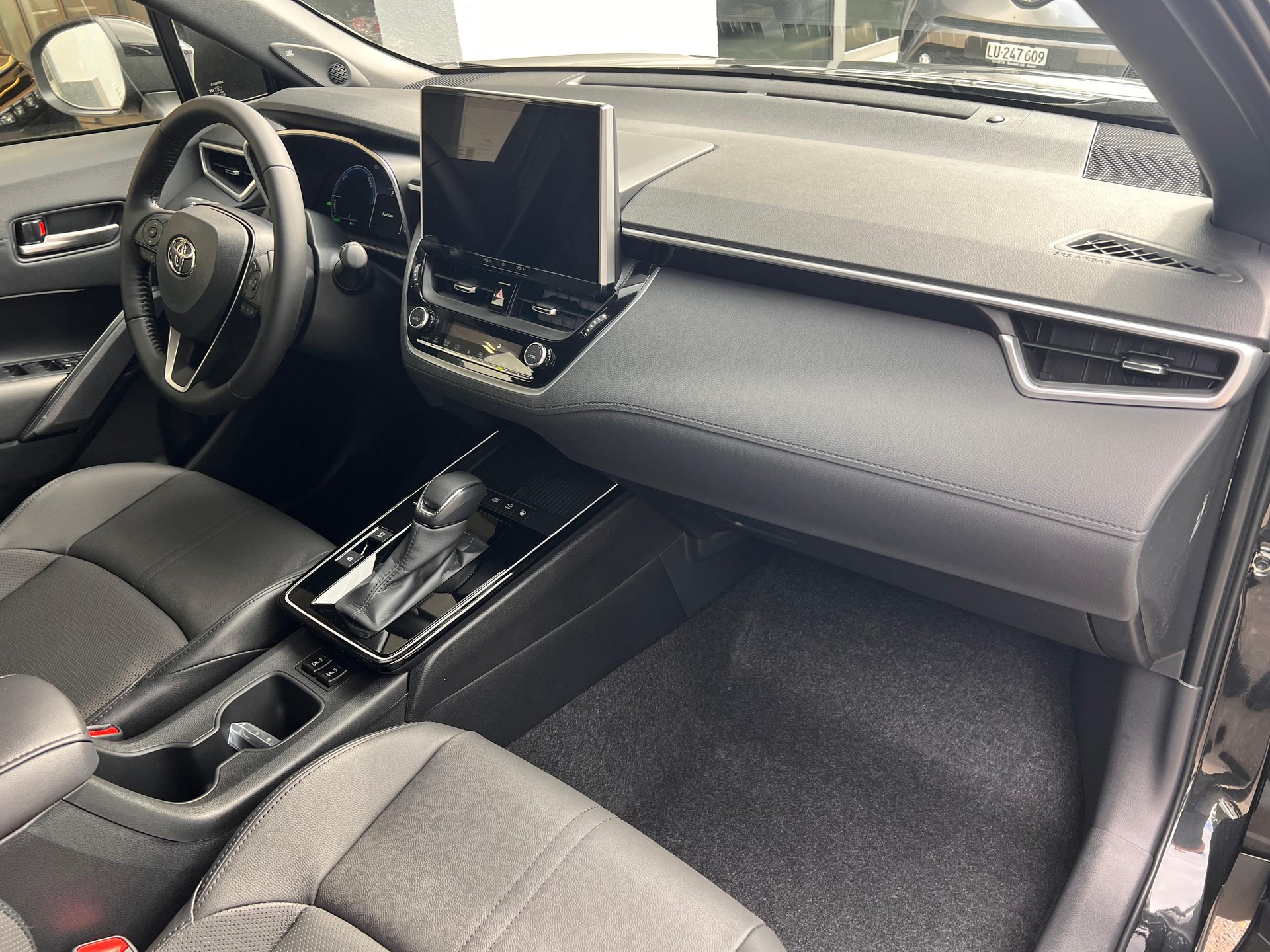 TOYOTA Corolla Cross 2.0 HSD Premium AWD-i-image-13