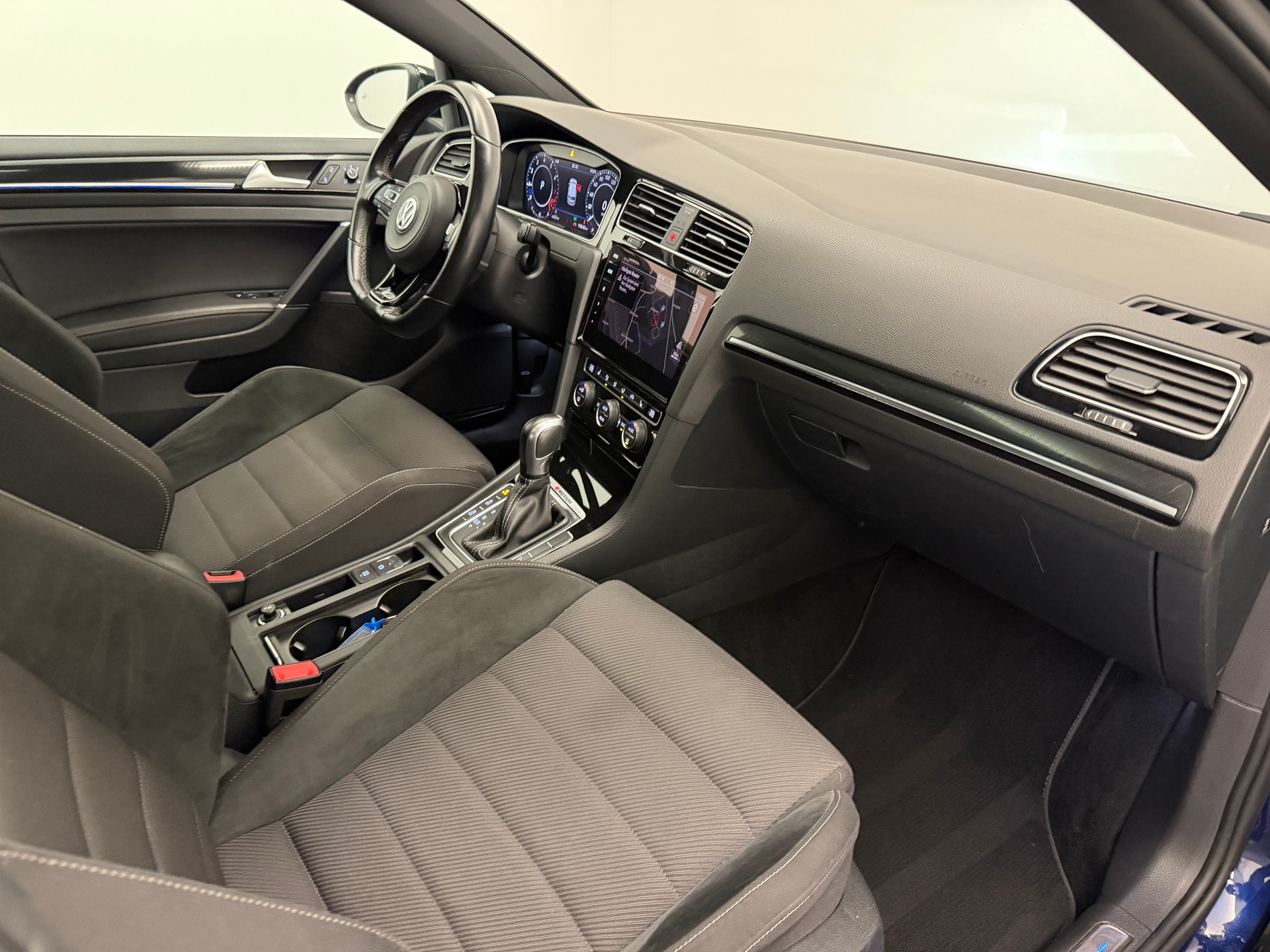 VW Golf 2.0 TSI R 4Motion DSG-image-10