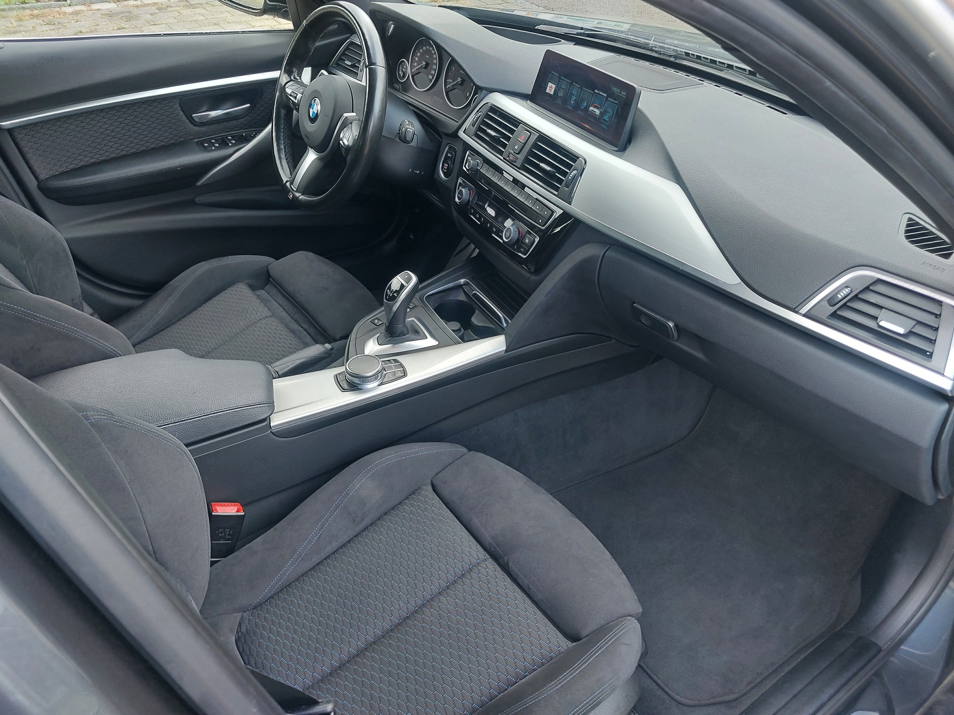 BMW 320d xDrive Touring M Sport Line Steptronic-image-6