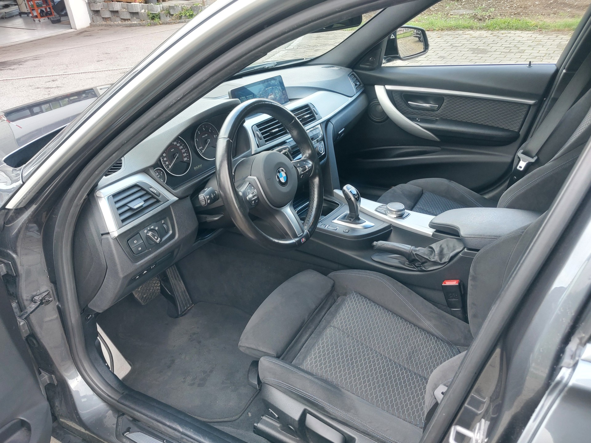 BMW 320d xDrive Touring M Sport Line Steptronic-image-4