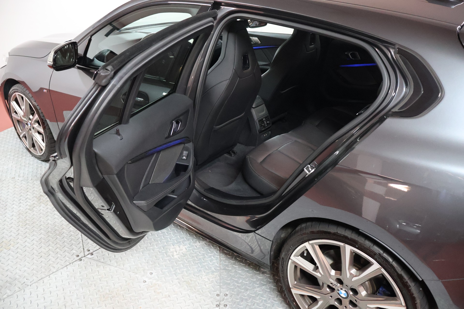 BMW M135i xDrive Steptronic-image-13