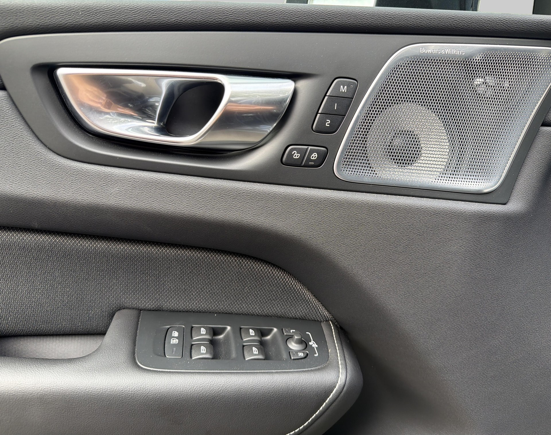 VOLVO XC60 2.0 T8 TE Ultra Dark eAWD-image-19