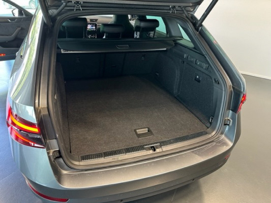 SKODA Superb 2.0 TDi SportL 4x4-image-9