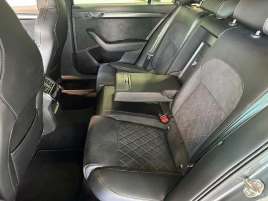 SKODA Superb 2.0 TDi SportL 4x4-image-8