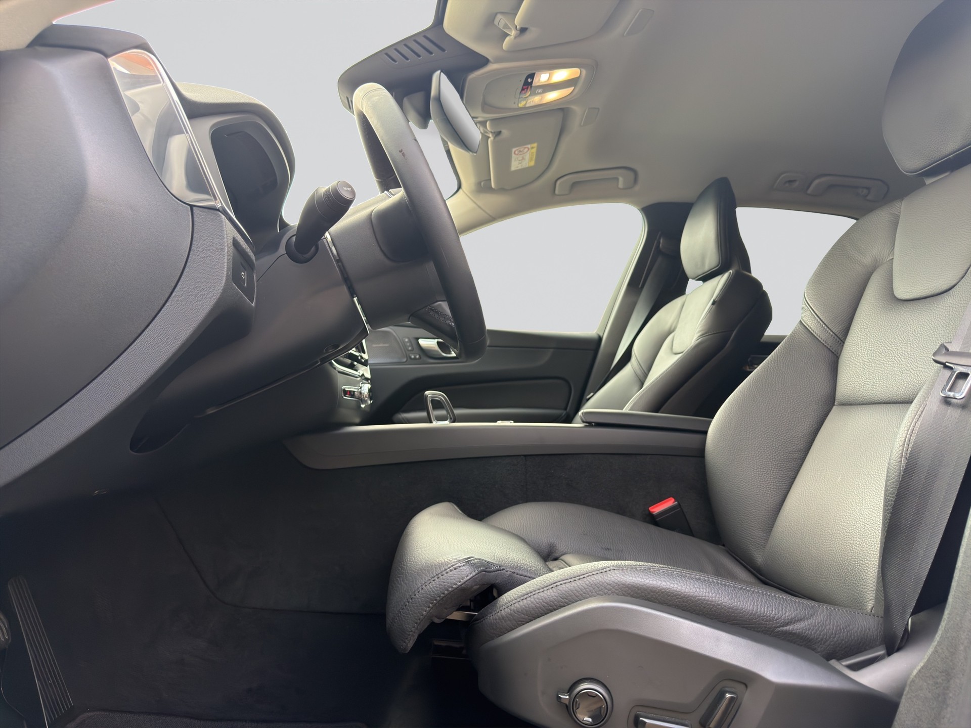 VOLVO XC60 B4 AWD Plus Dark Geartronic-image-6
