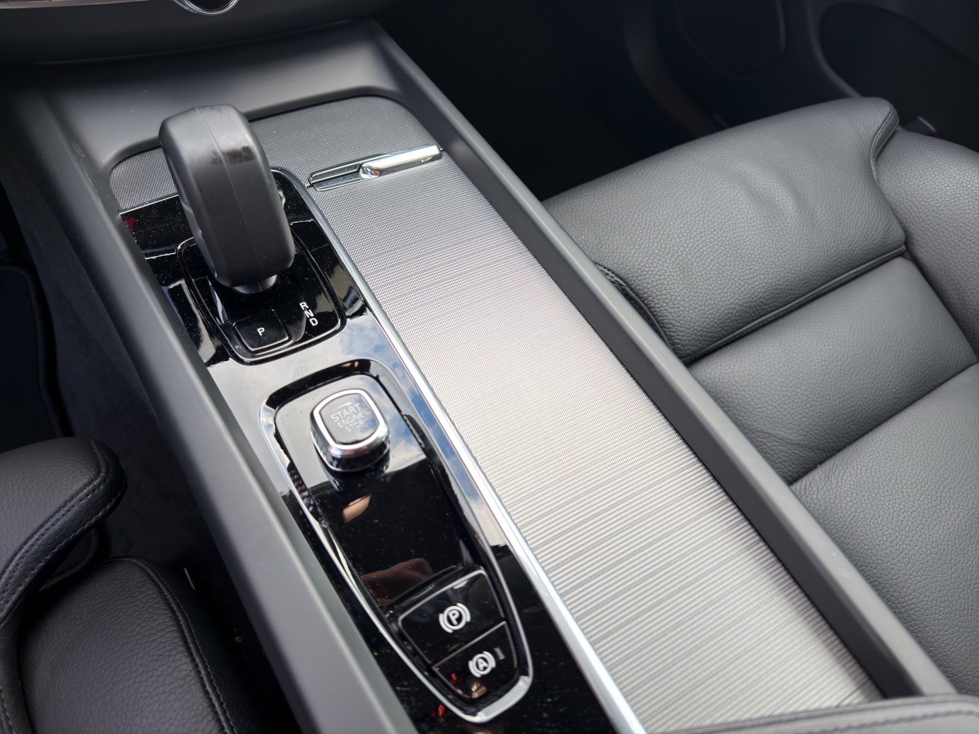 VOLVO XC60 B4 AWD Plus Dark Geartronic-image-12
