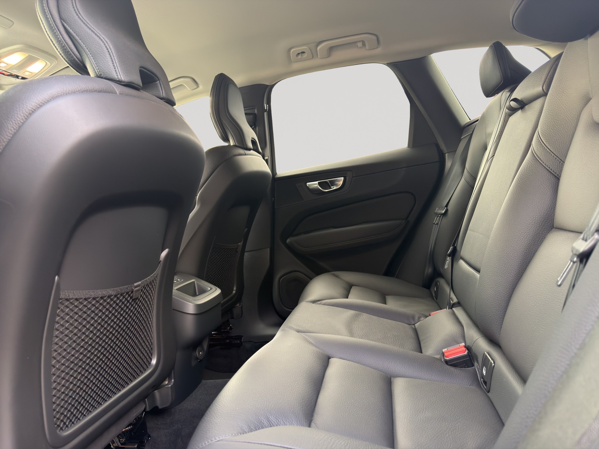 VOLVO XC60 B4 AWD Plus Dark Geartronic-image-7
