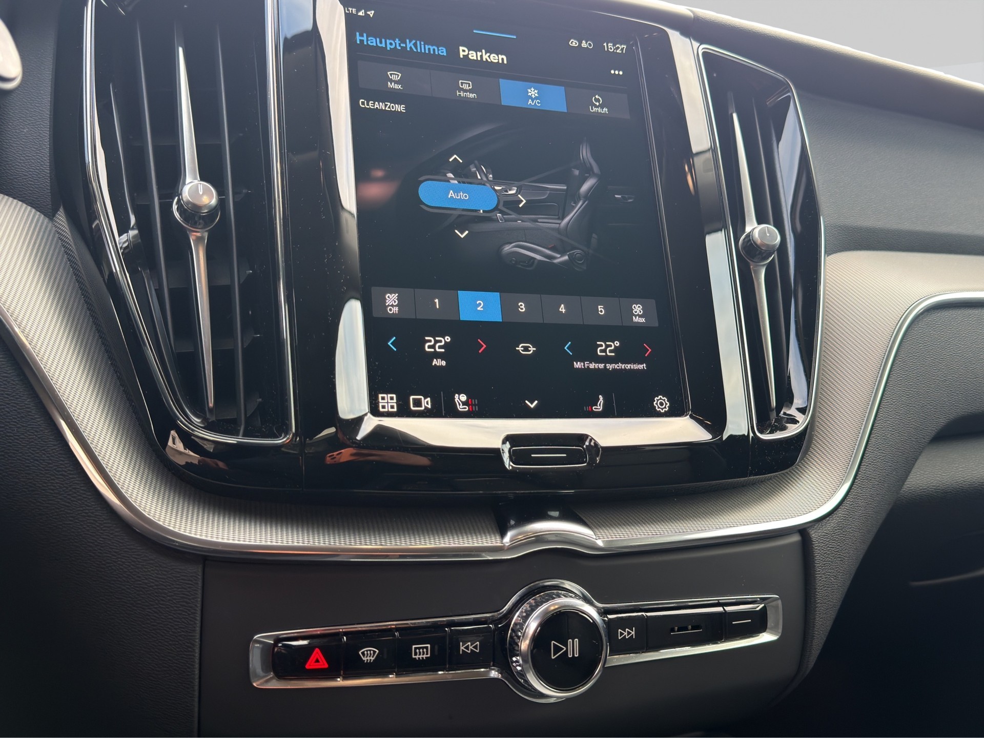 VOLVO XC60 B4 AWD Plus Dark Geartronic-image-13