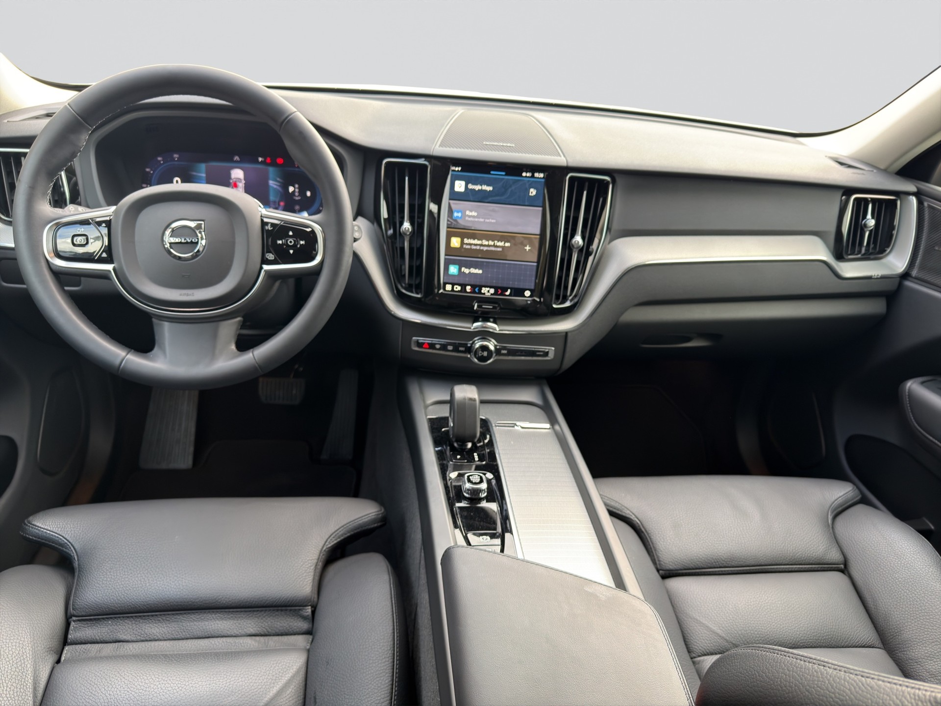 VOLVO XC60 B4 AWD Plus Dark Geartronic-image-8