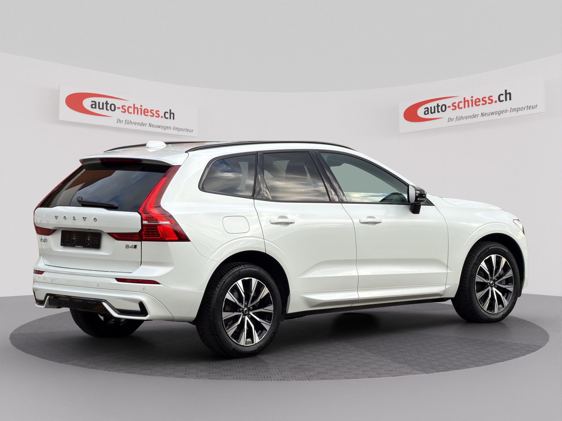 VOLVO XC60 B4 AWD Plus Dark Geartronic-image-4