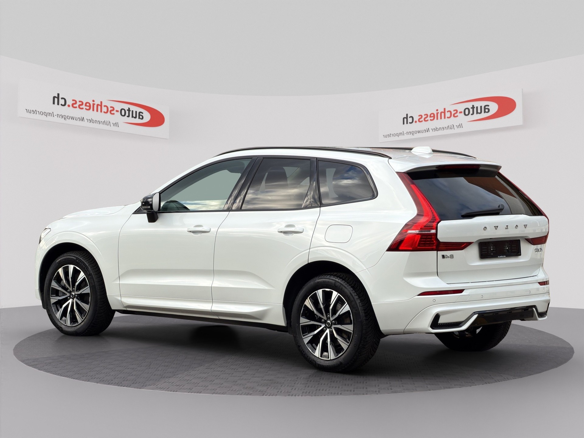 VOLVO XC60 B4 AWD Plus Dark Geartronic-image-3