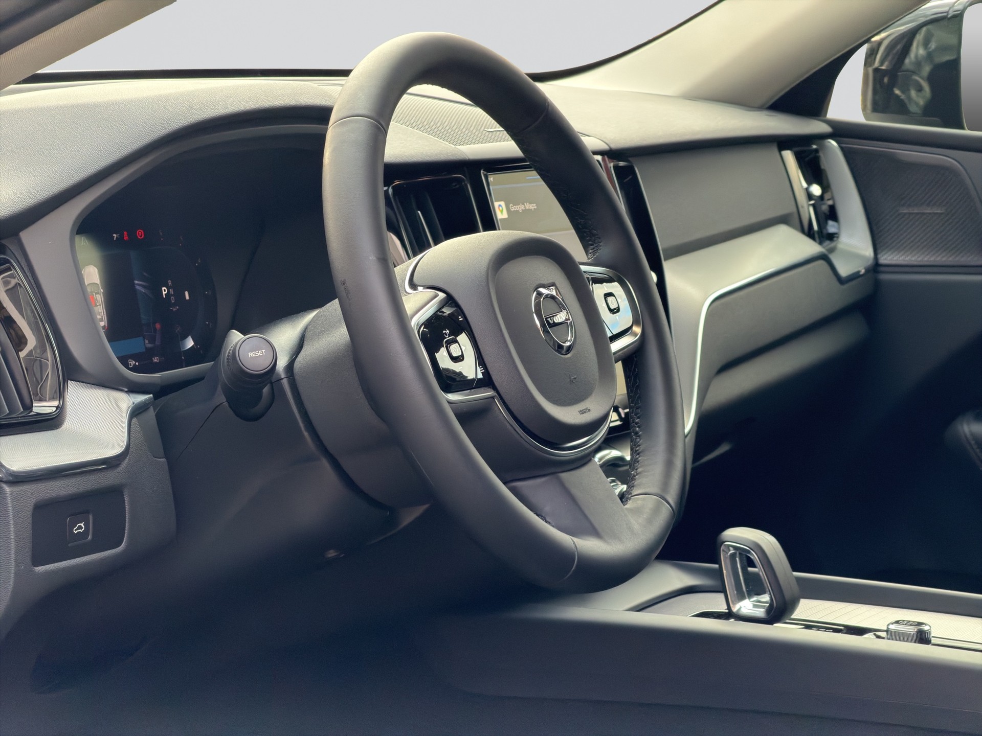 VOLVO XC60 B4 AWD Plus Dark Geartronic-image-5