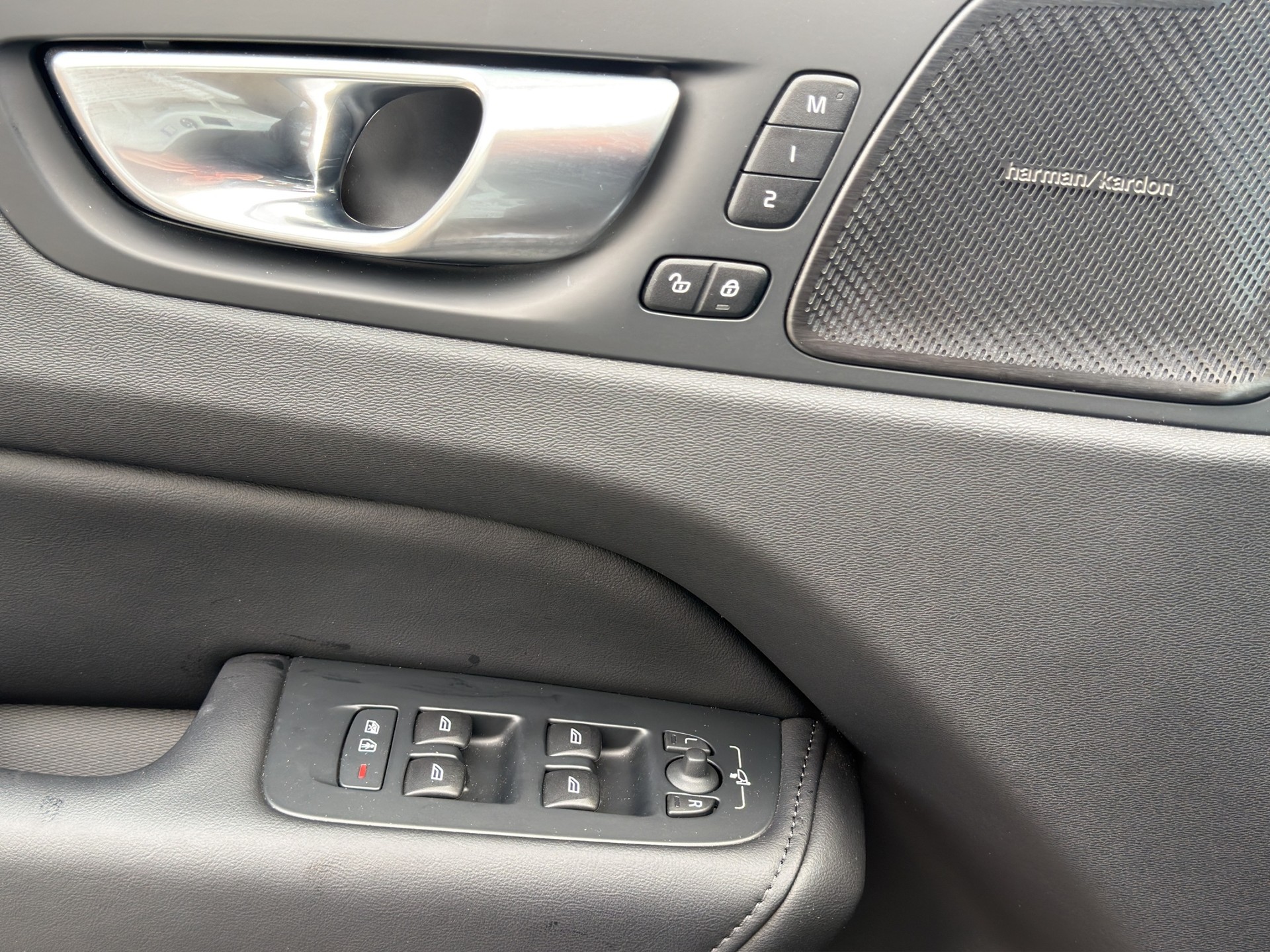 VOLVO XC60 B4 AWD Plus Dark Geartronic-image-10
