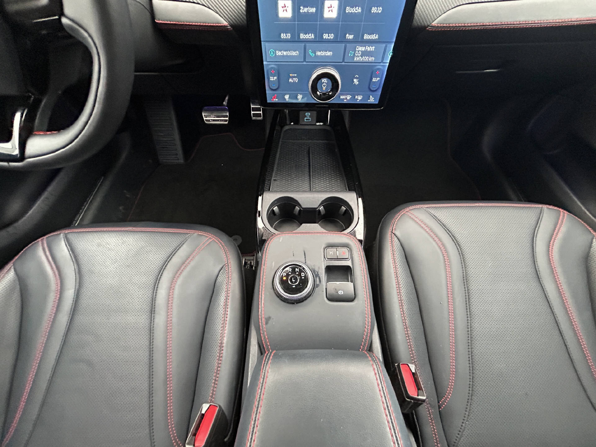 FORD Mustang Mach-E Standard AWD-image-16