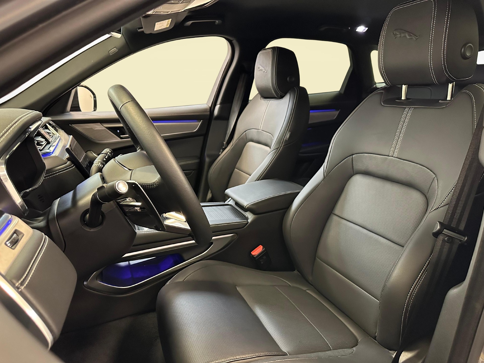 JAGUAR F-Pace 2.0 P400e R-Dynamic SE 90th Anniversary Ed. AWD-image-4