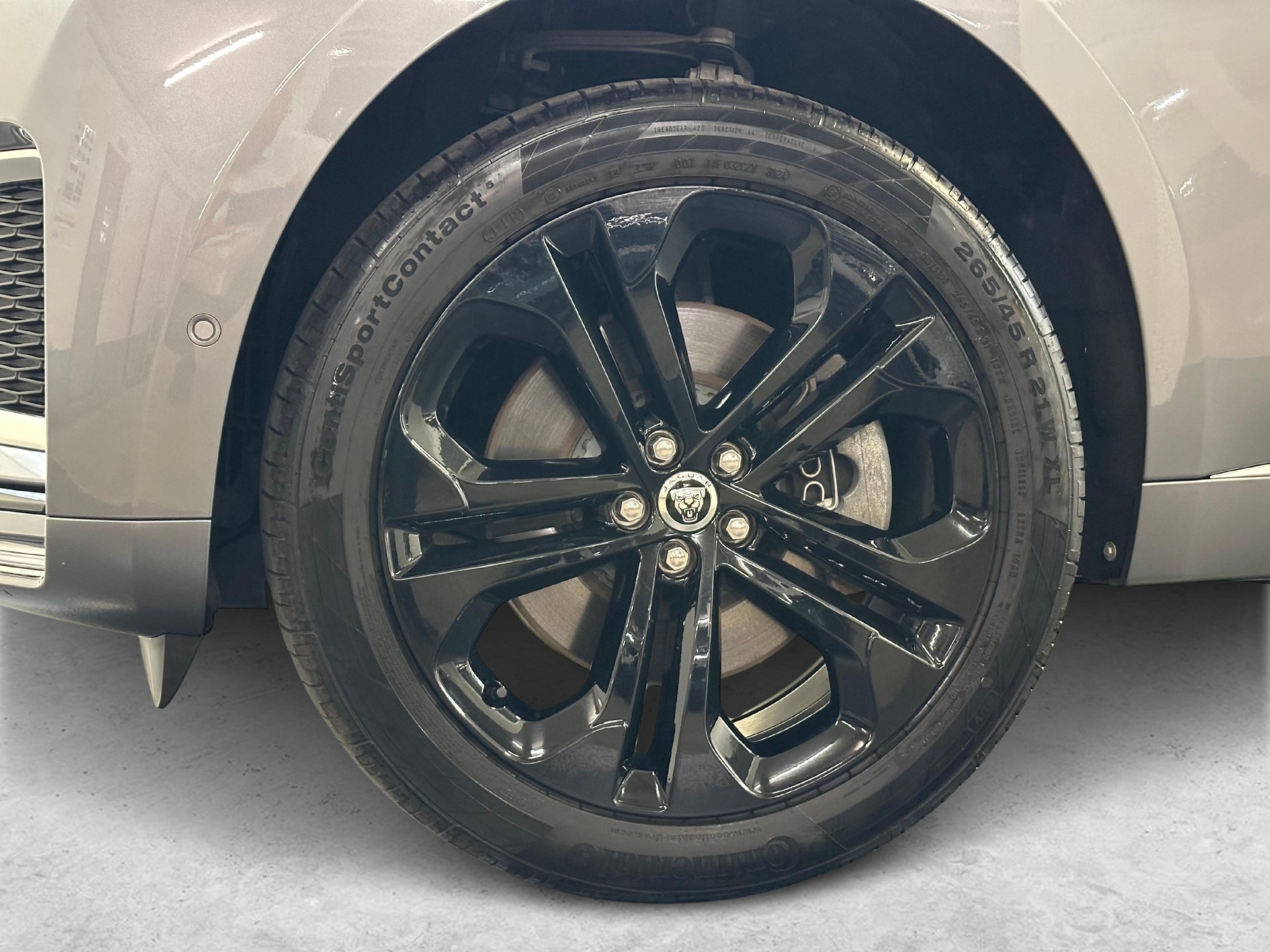 JAGUAR F-Pace 2.0 P400e R-Dynamic SE 90th Anniversary Ed. AWD-image-12