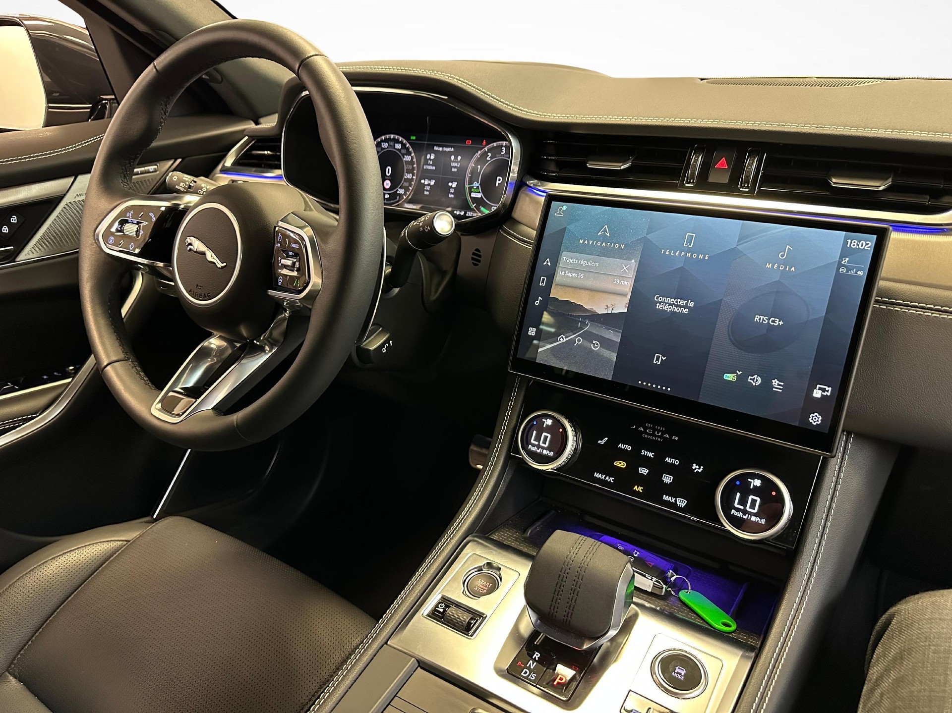 JAGUAR F-Pace 2.0 P400e R-Dynamic SE 90th Anniversary Ed. AWD-image-5