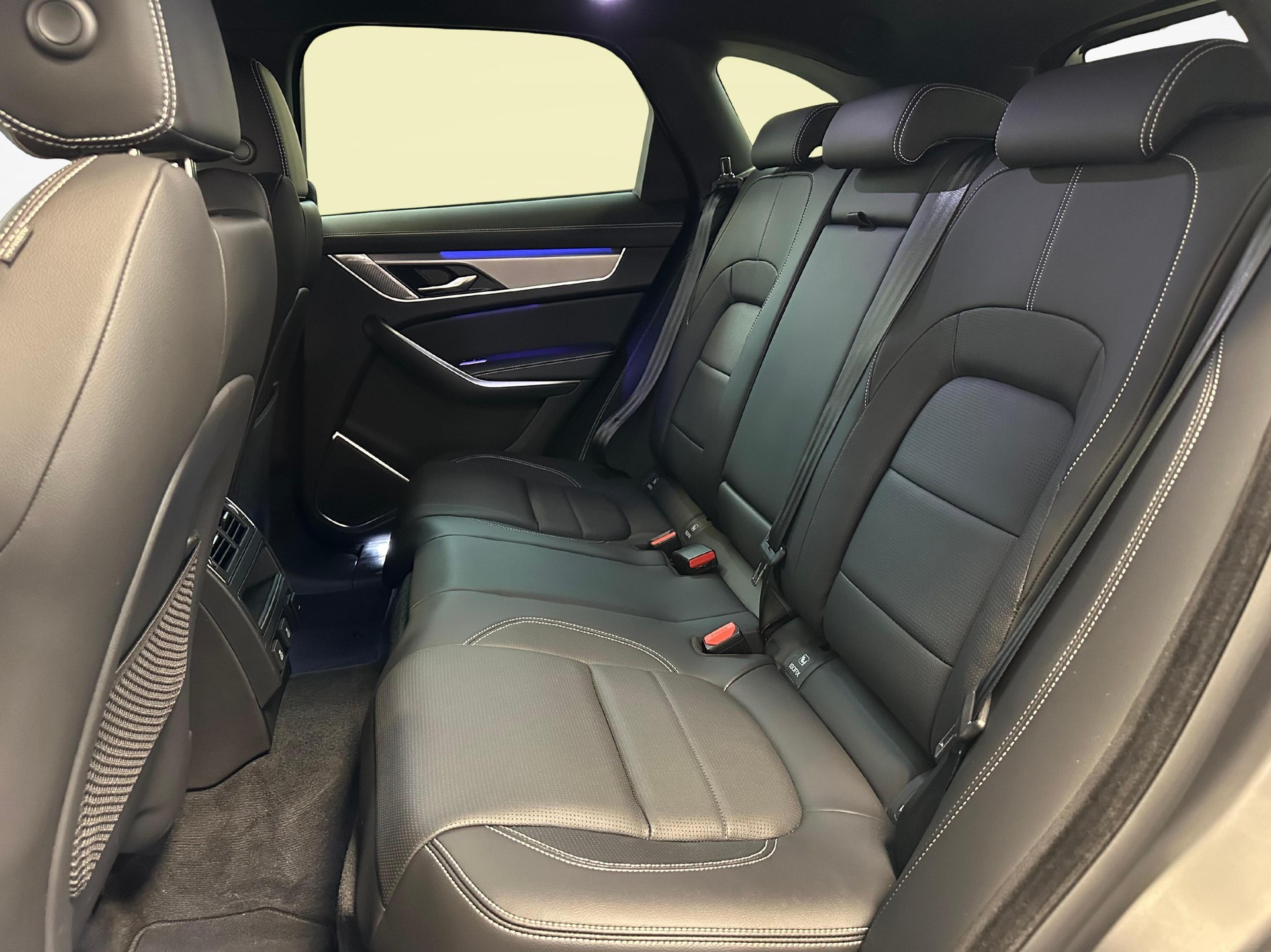 JAGUAR F-Pace 2.0 P400e R-Dynamic SE 90th Anniversary Ed. AWD-image-9
