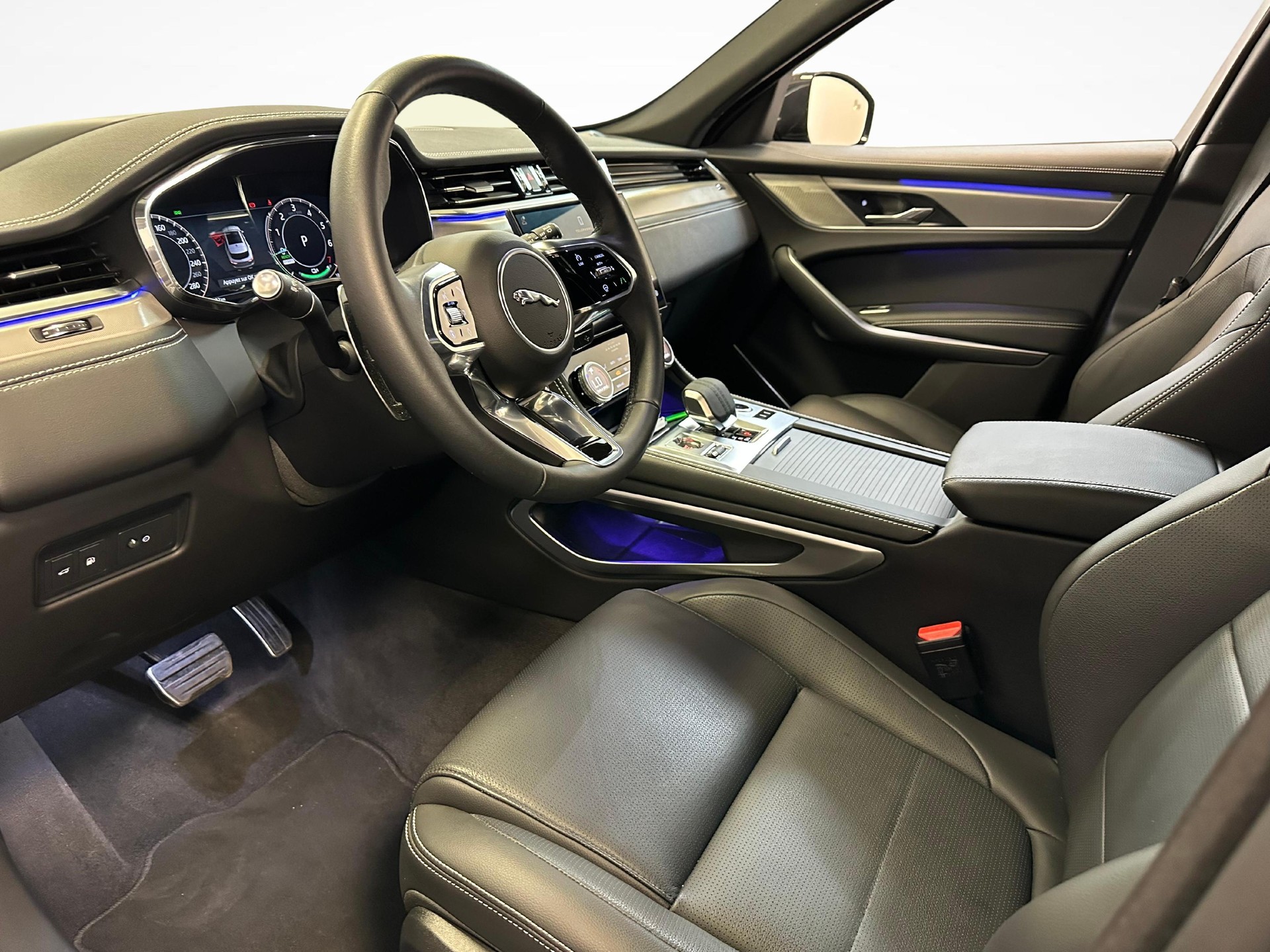 JAGUAR F-Pace 2.0 P400e R-Dynamic SE 90th Anniversary Ed. AWD-image-3