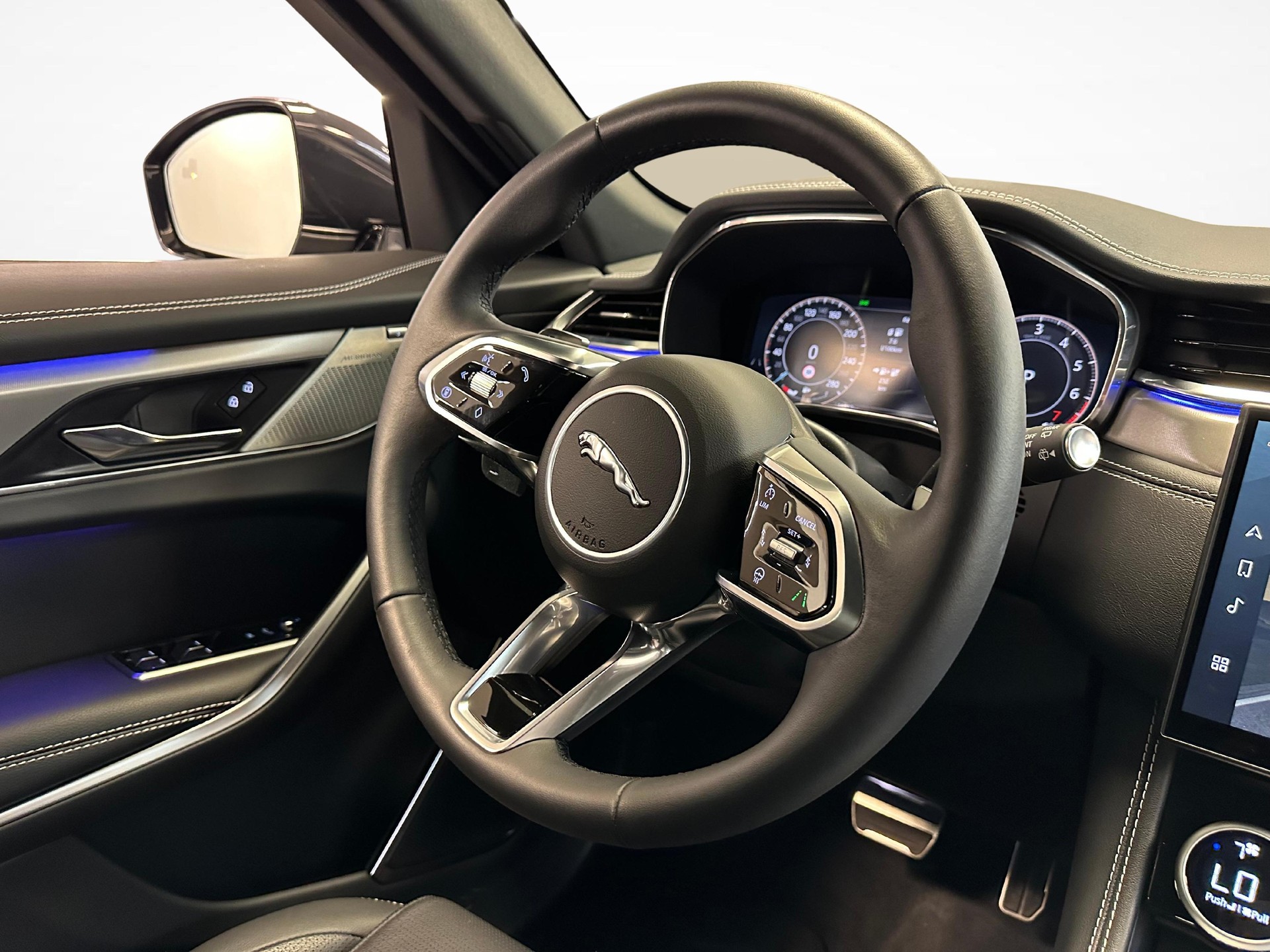JAGUAR F-Pace 2.0 P400e R-Dynamic SE 90th Anniversary Ed. AWD-image-6