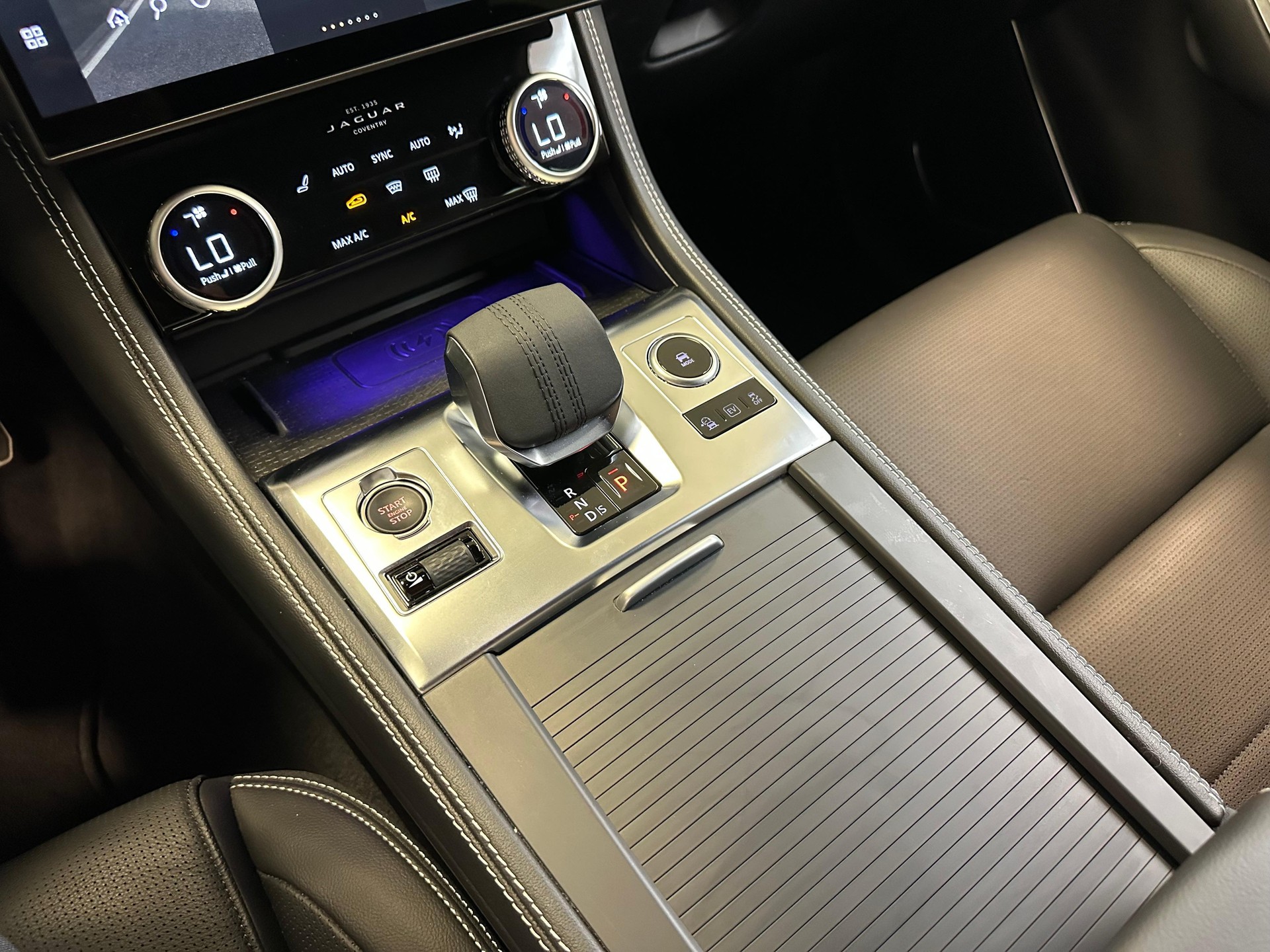 JAGUAR F-Pace 2.0 P400e R-Dynamic SE 90th Anniversary Ed. AWD-image-8