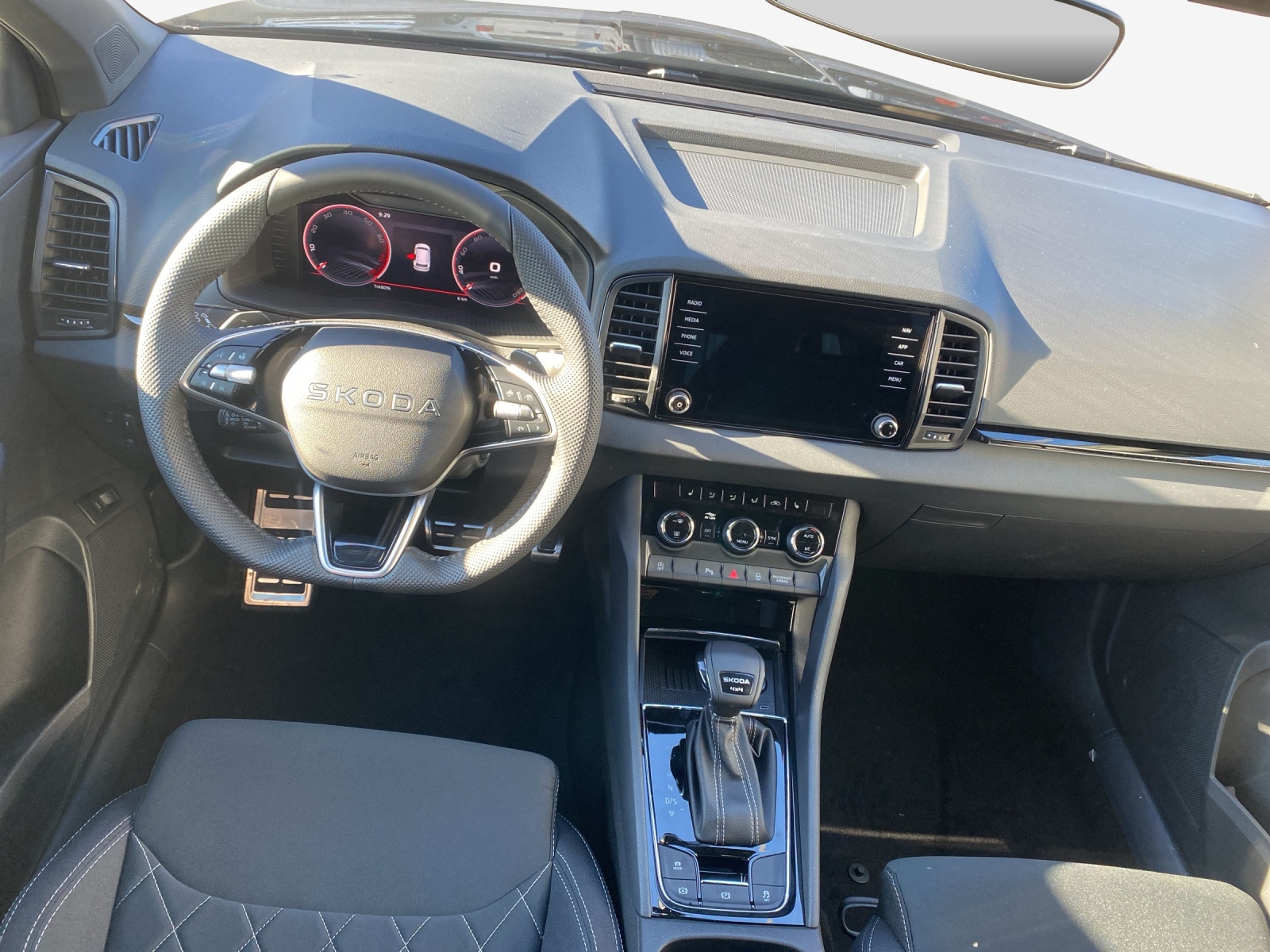 SKODA Karoq 2.0 TSI Dynamic Limited Edition 4x4 DSG-image-8
