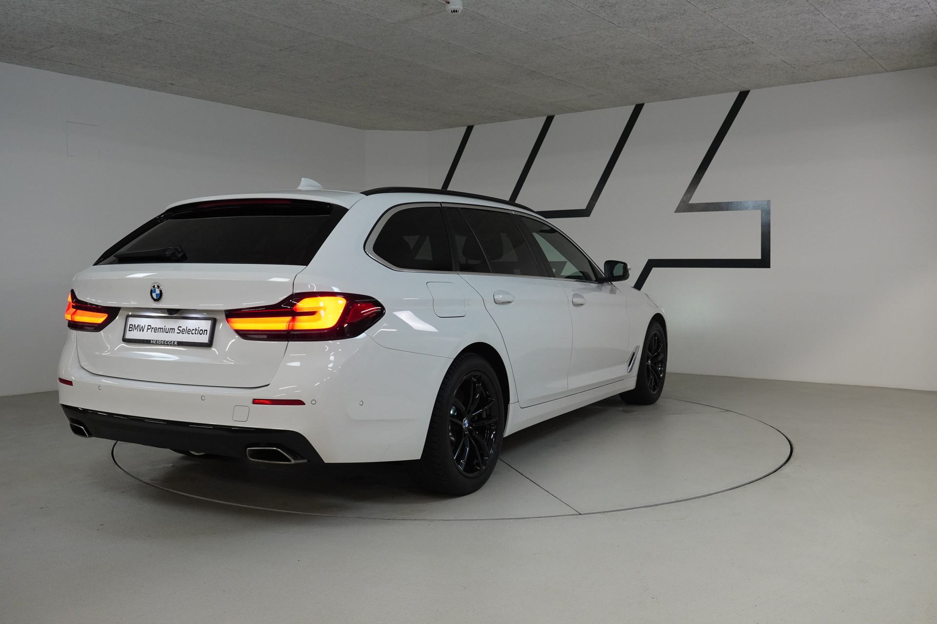 BMW 530d xDrive 48V Touring Steptronic-image-6