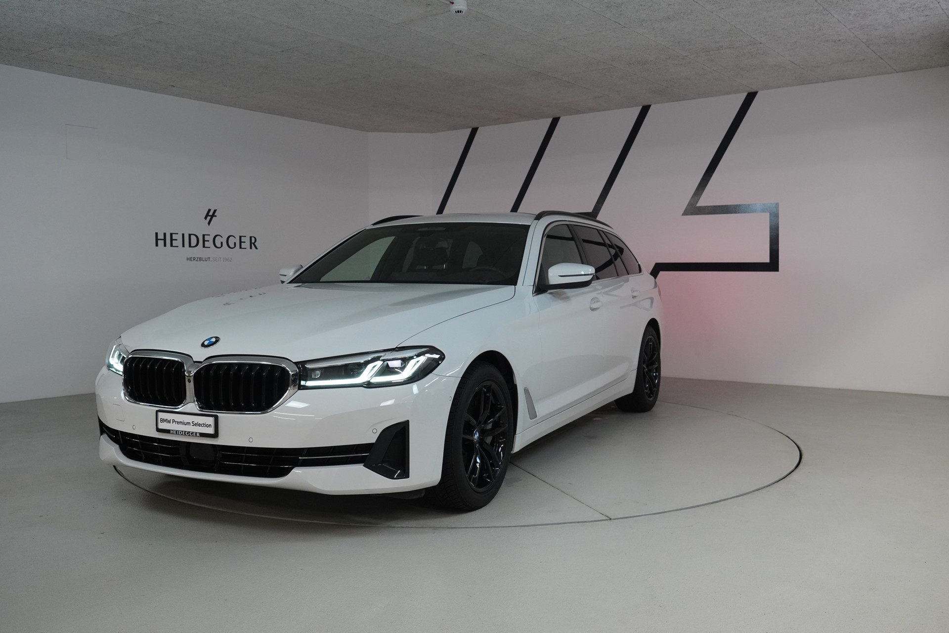 BMW 530d xDrive 48V Touring Steptronic-image-0