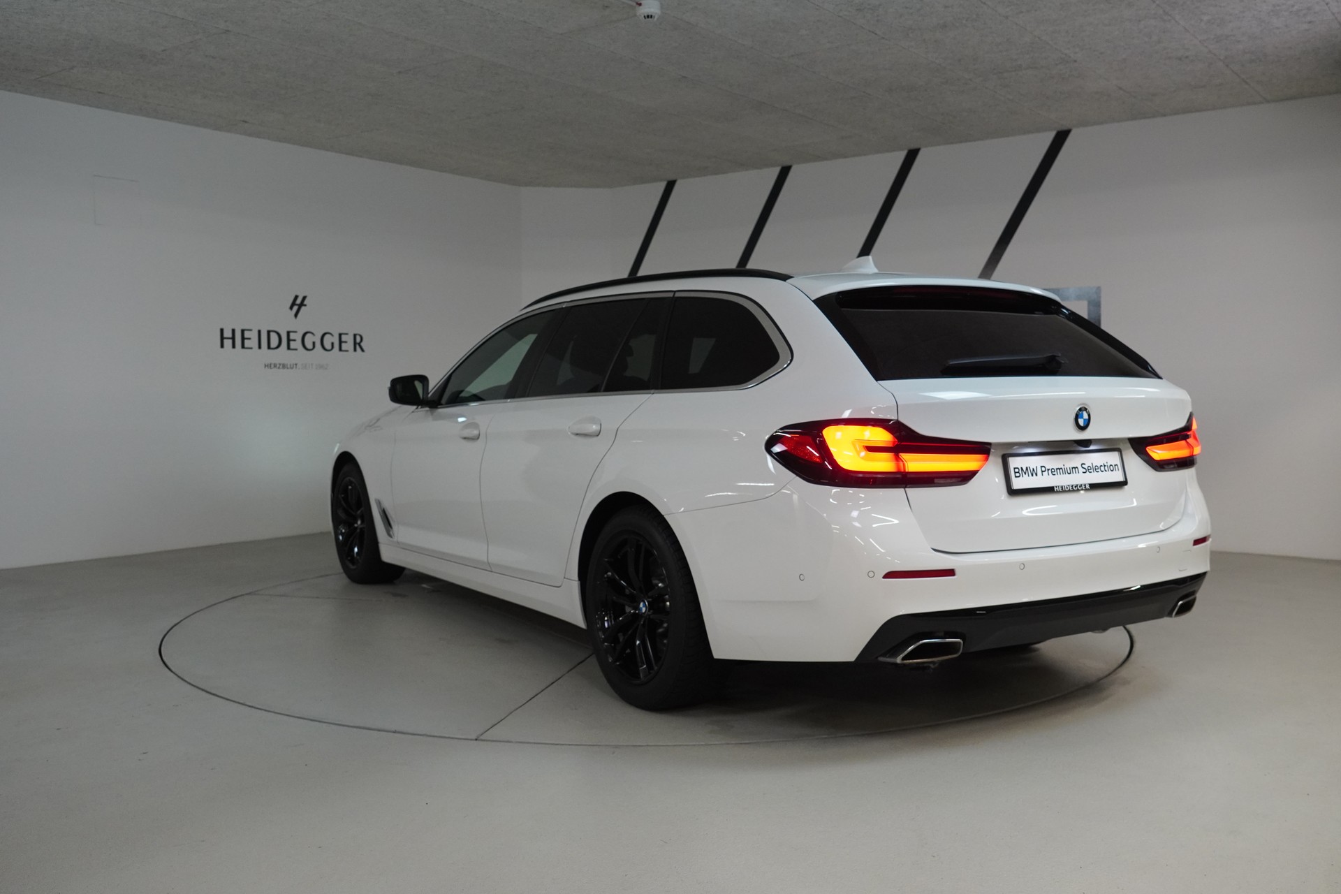 BMW 530d xDrive 48V Touring Steptronic-image-4