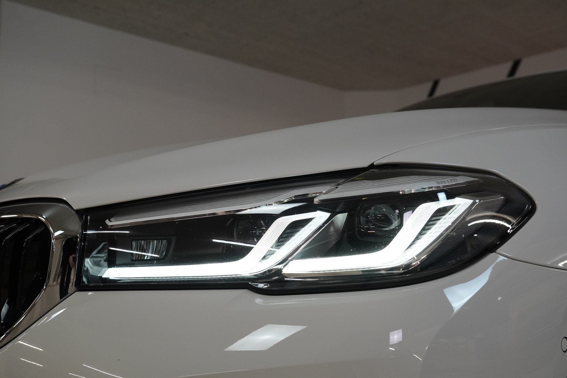 BMW 530d xDrive 48V Touring Steptronic-image-8