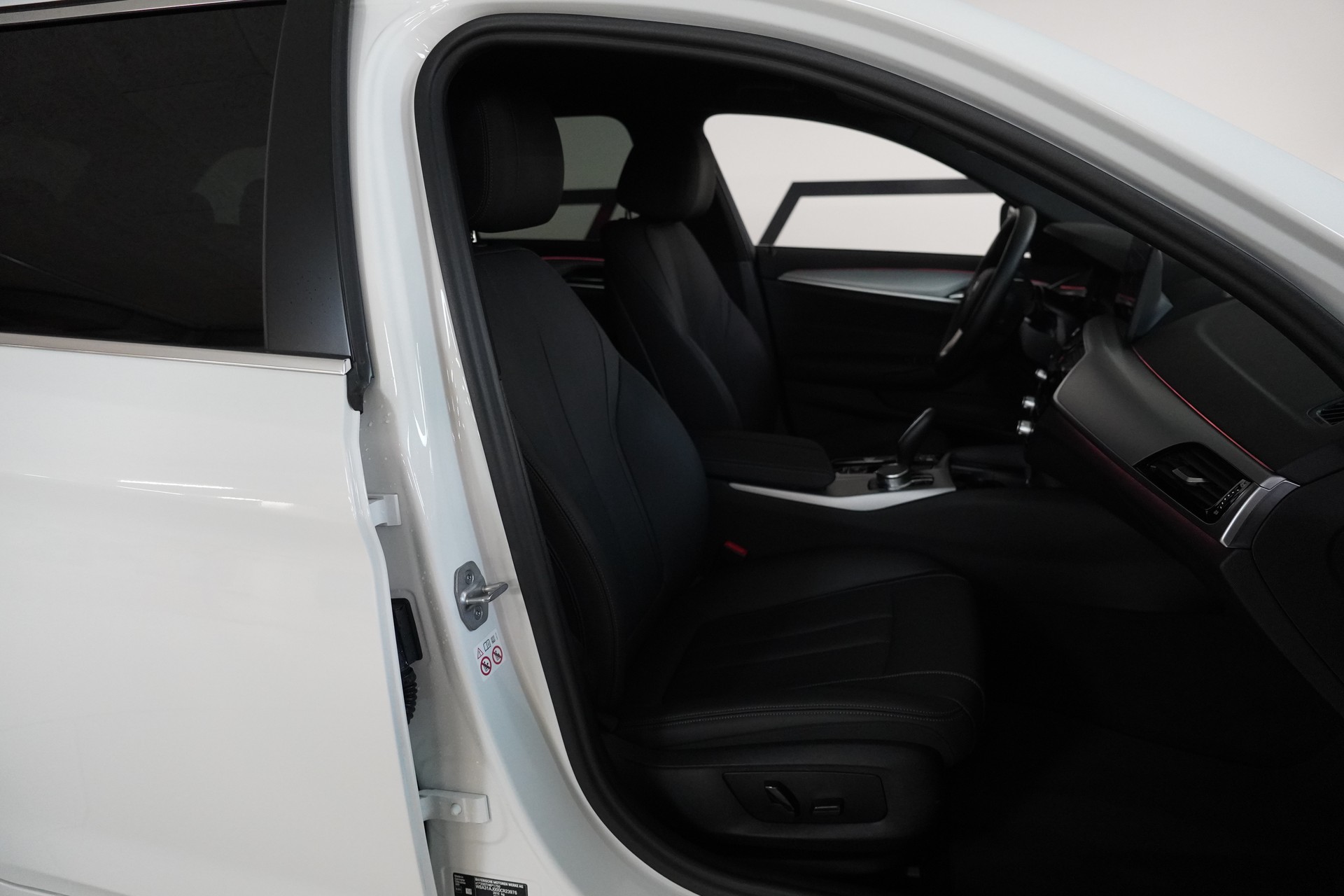 BMW 530d xDrive 48V Touring Steptronic-image-14