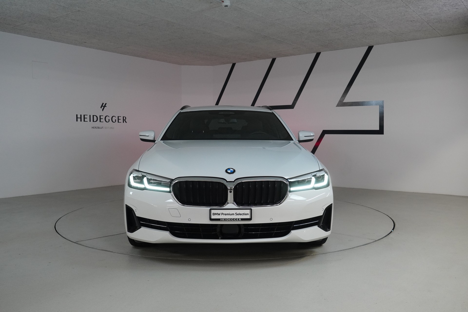 BMW 530d xDrive 48V Touring Steptronic-image-1