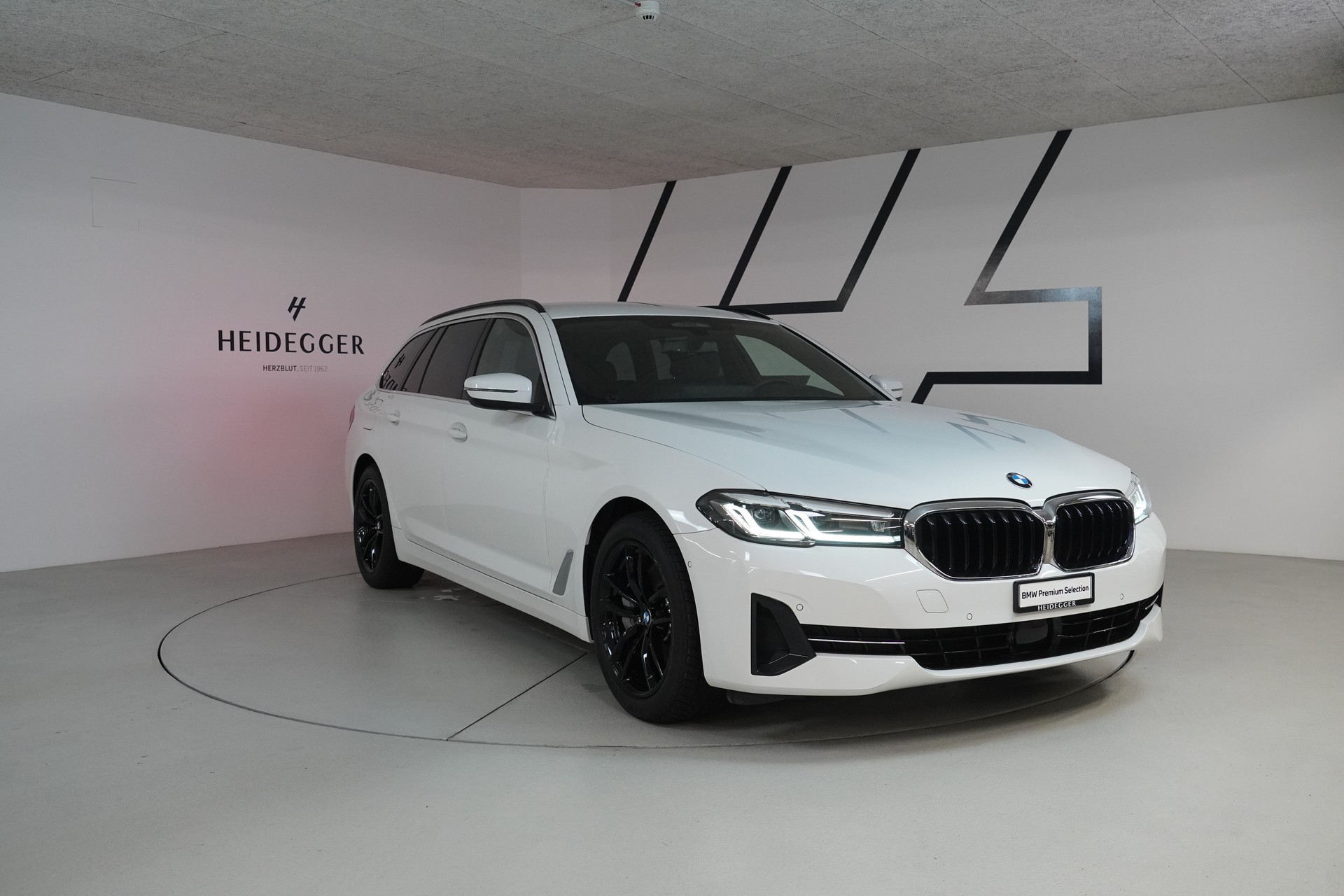 BMW 530d xDrive 48V Touring Steptronic-image-2