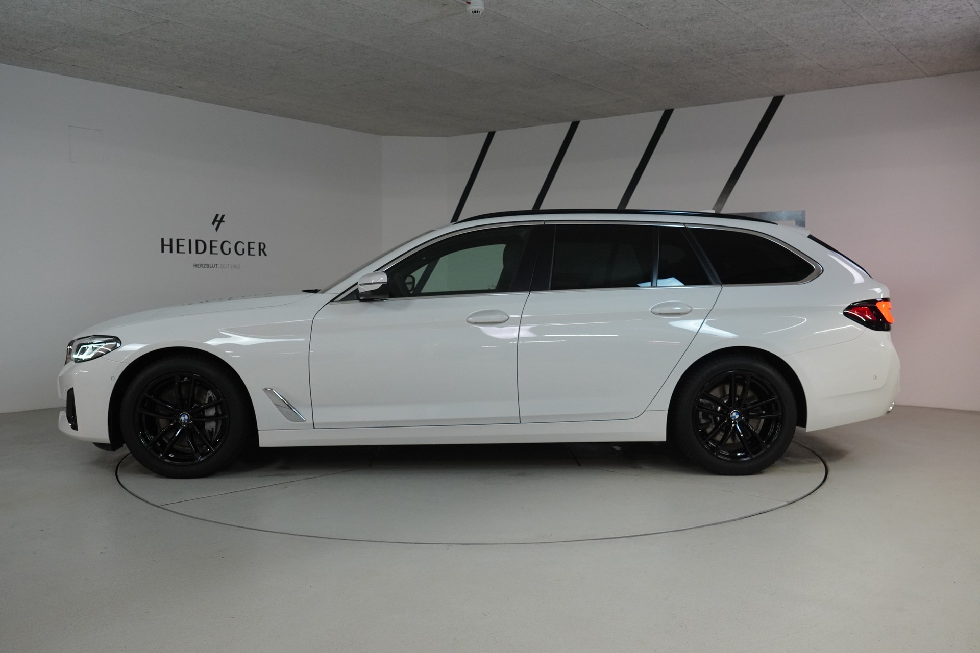 BMW 530d xDrive 48V Touring Steptronic-image-3