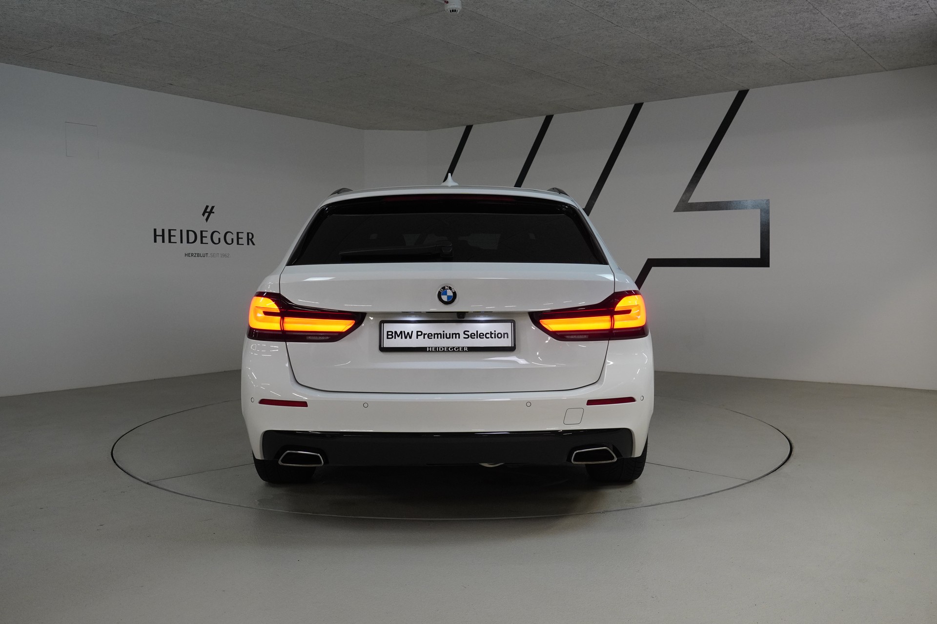 BMW 530d xDrive 48V Touring Steptronic-image-5