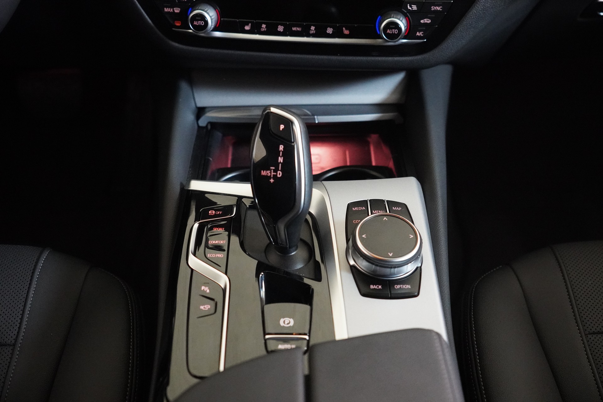 BMW 530d xDrive 48V Touring Steptronic-image-19