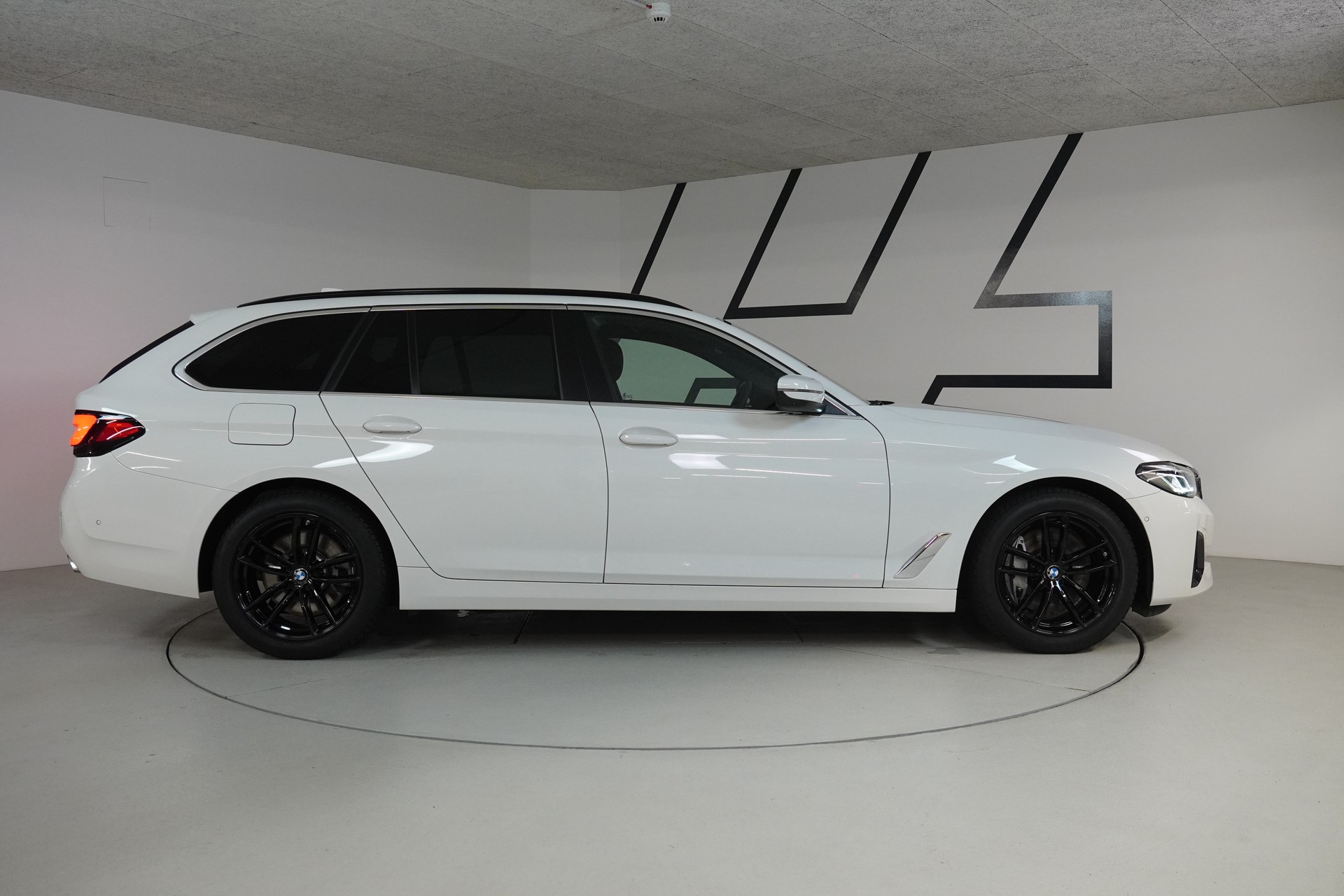 BMW 530d xDrive 48V Touring Steptronic-image-7