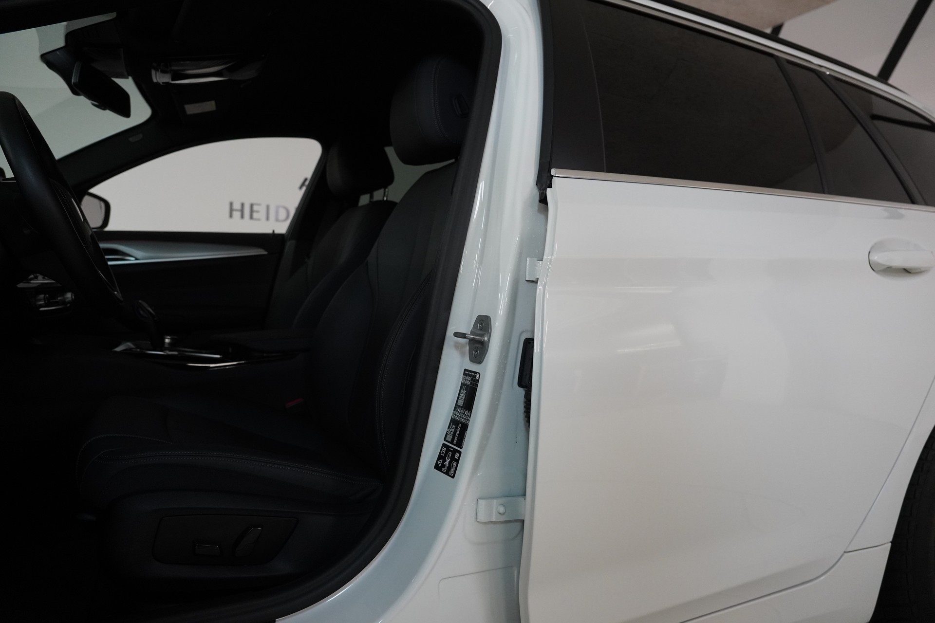 BMW 530d xDrive 48V Touring Steptronic-image-10